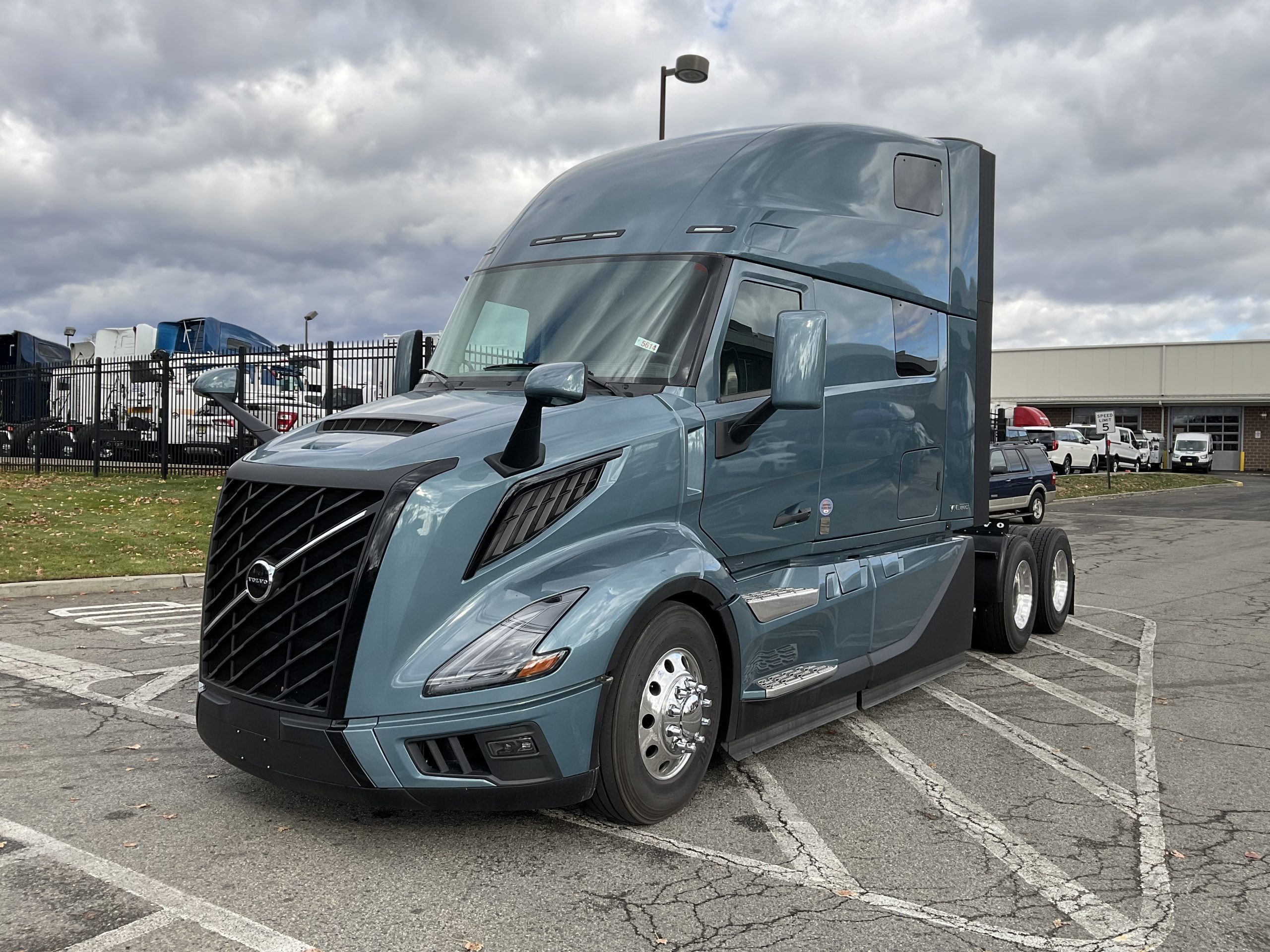 2026 VOLVO VNL64T860 2026 VOLVO VNL64T860 - image 2 of 6