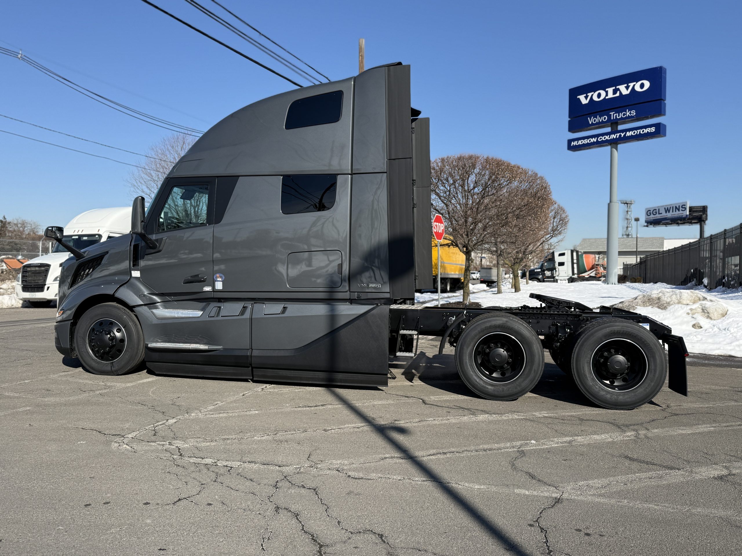 2027 VOLVO VNL64T860 2027 VOLVO VNL64T860 - image 3 of 6