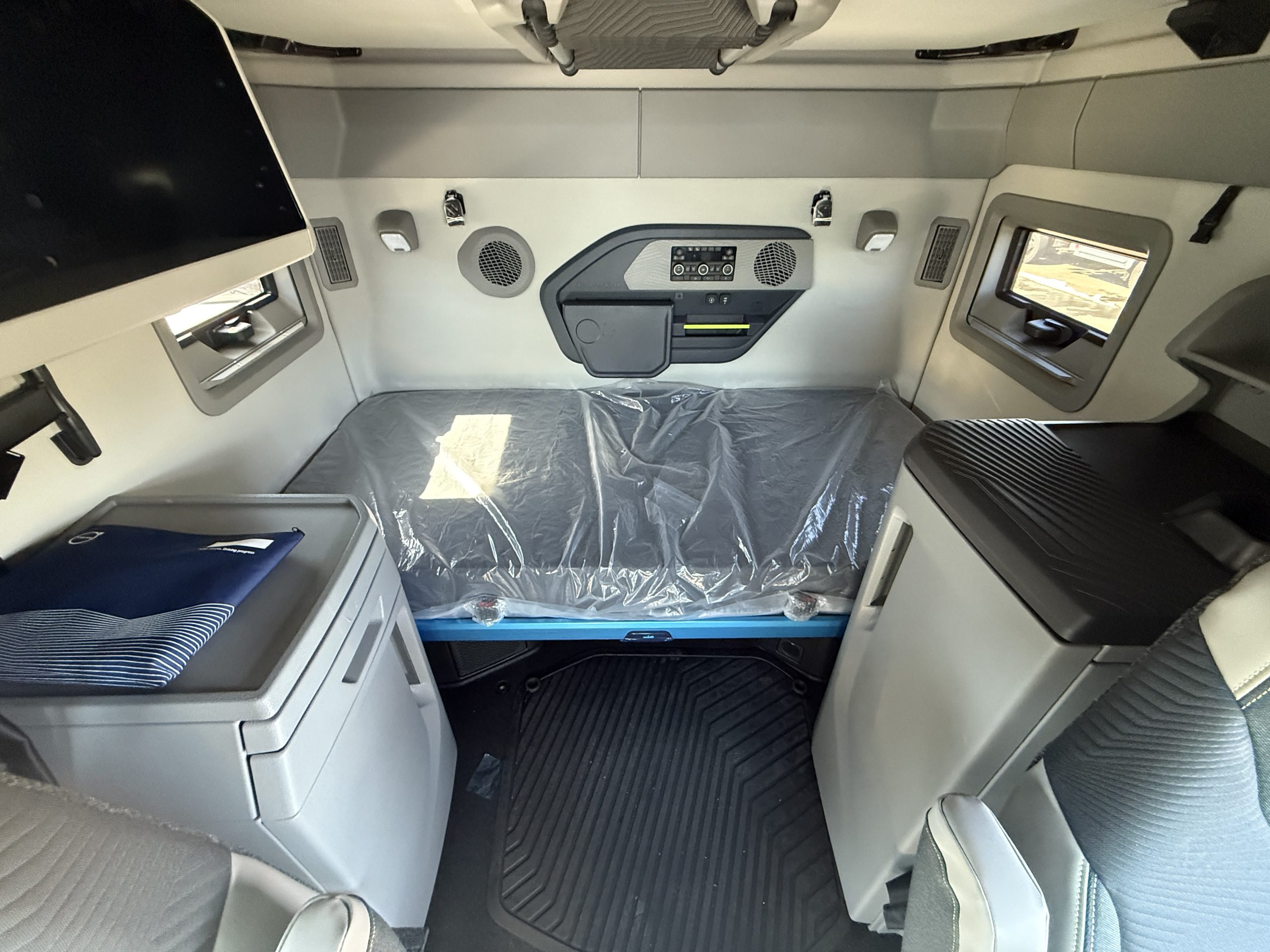 2027 VOLVO VNL64T860 2027 VOLVO VNL64T860 - image 5 of 6