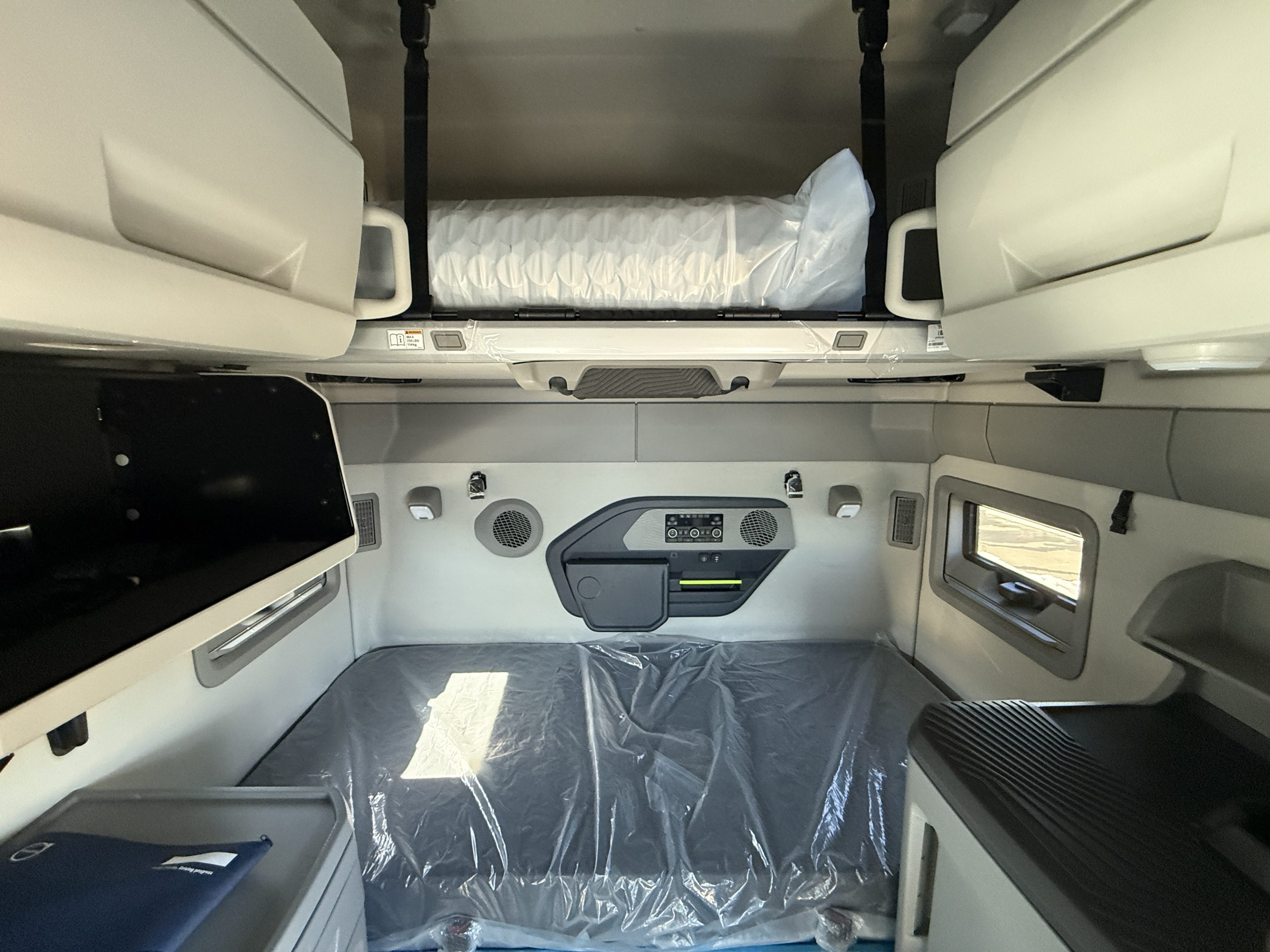 2027 VOLVO VNL64T860 2027 VOLVO VNL64T860 - image 6 of 6