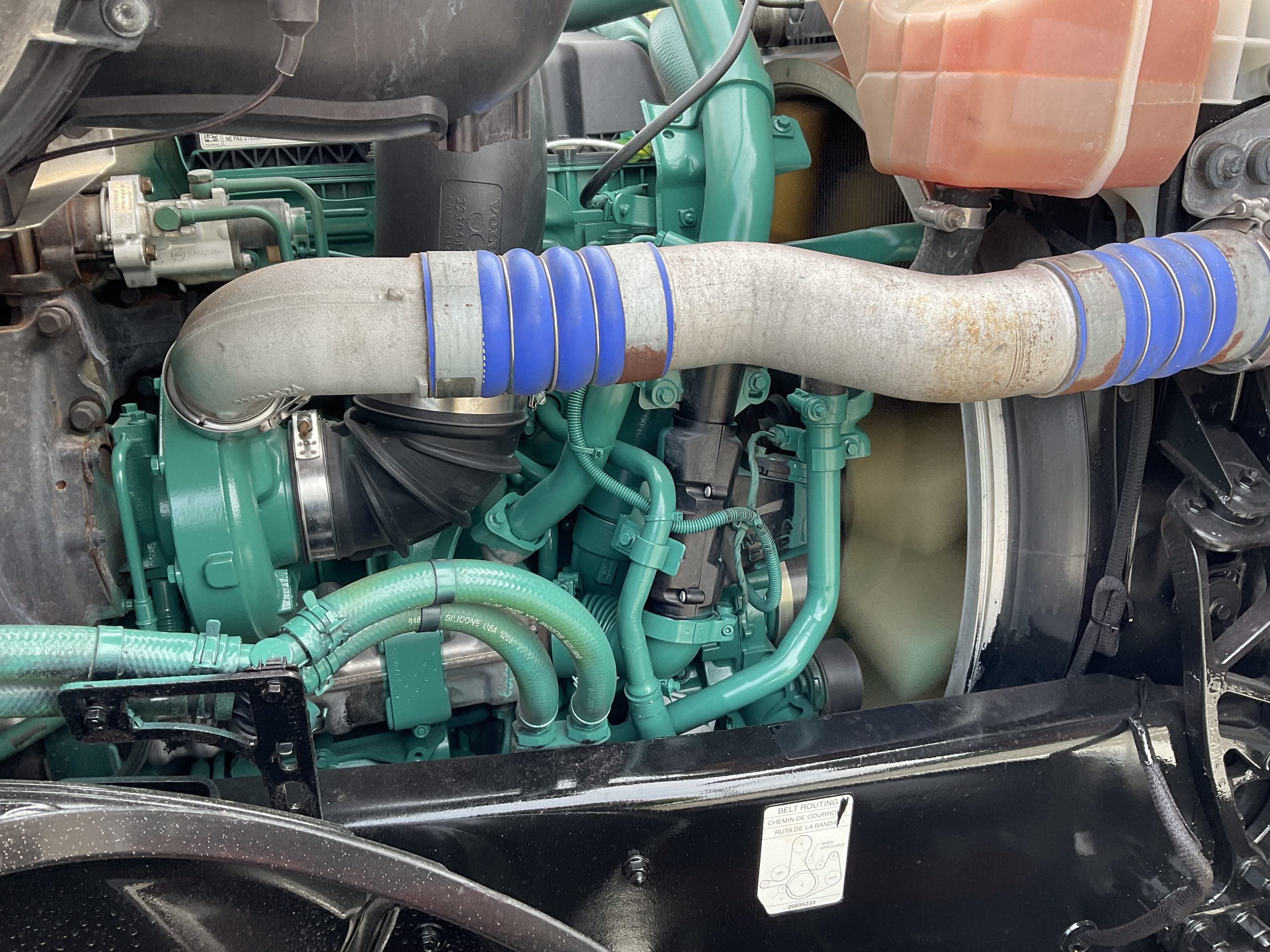 2021 VOLVO VNL64T860 - Hudson County Motors is a heavy truck