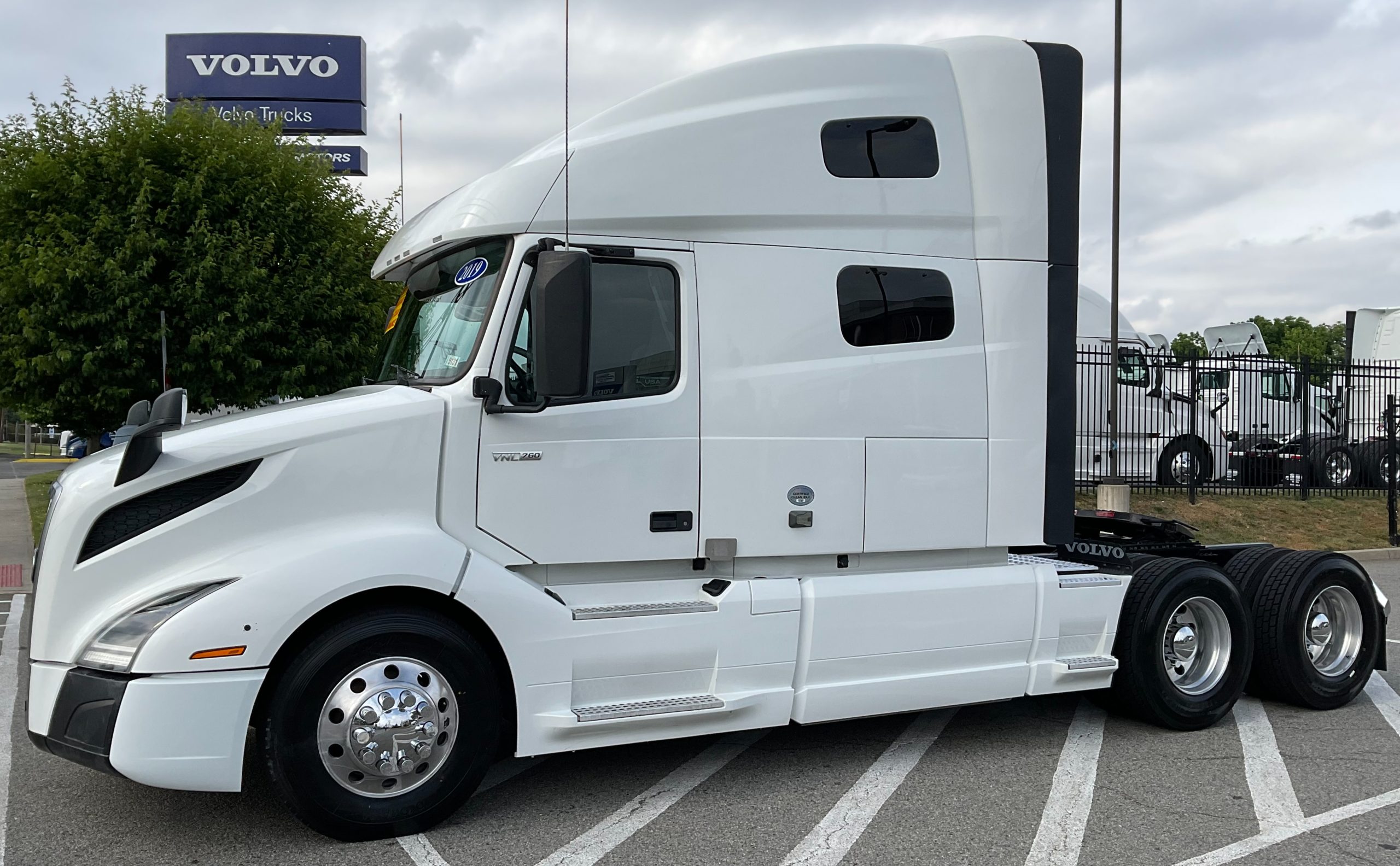 2019 VOLVO VNL64T760 - Hudson County Motors is a heavy truck