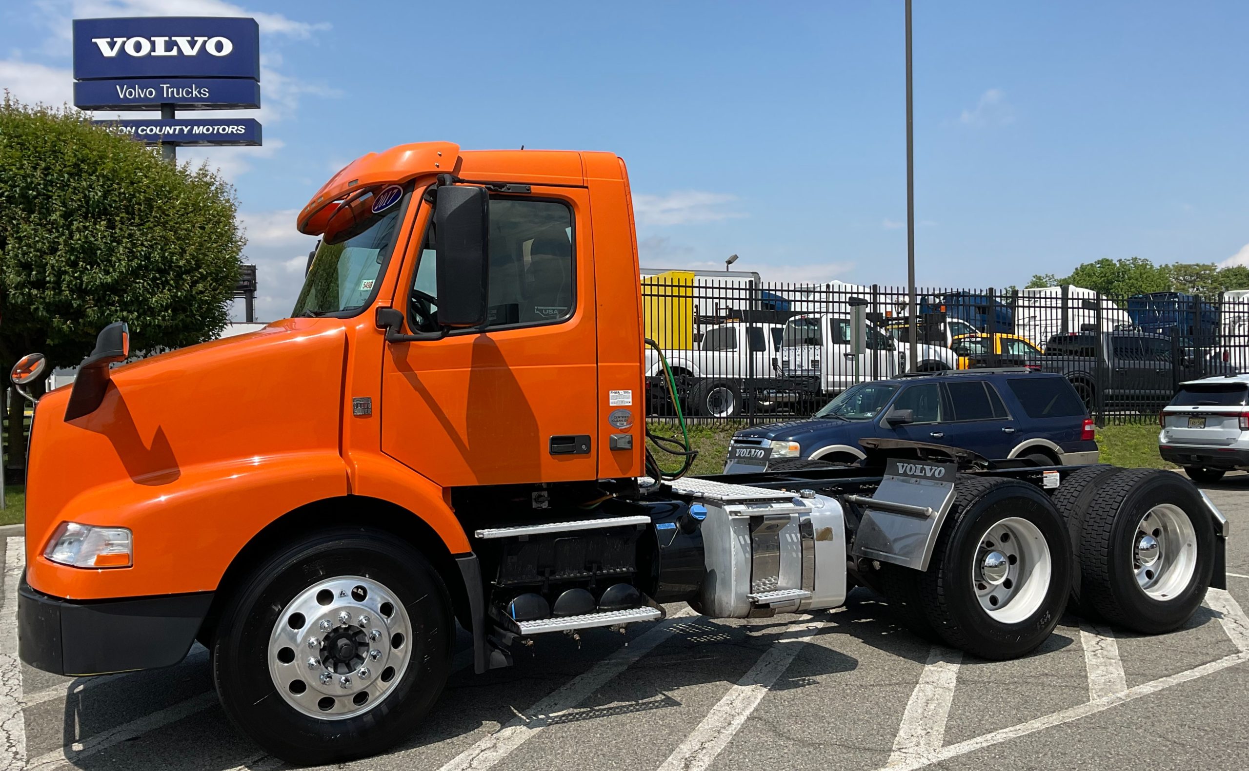 2017 VOLVO VNM64T300 - Hudson County Motors is a heavy truck