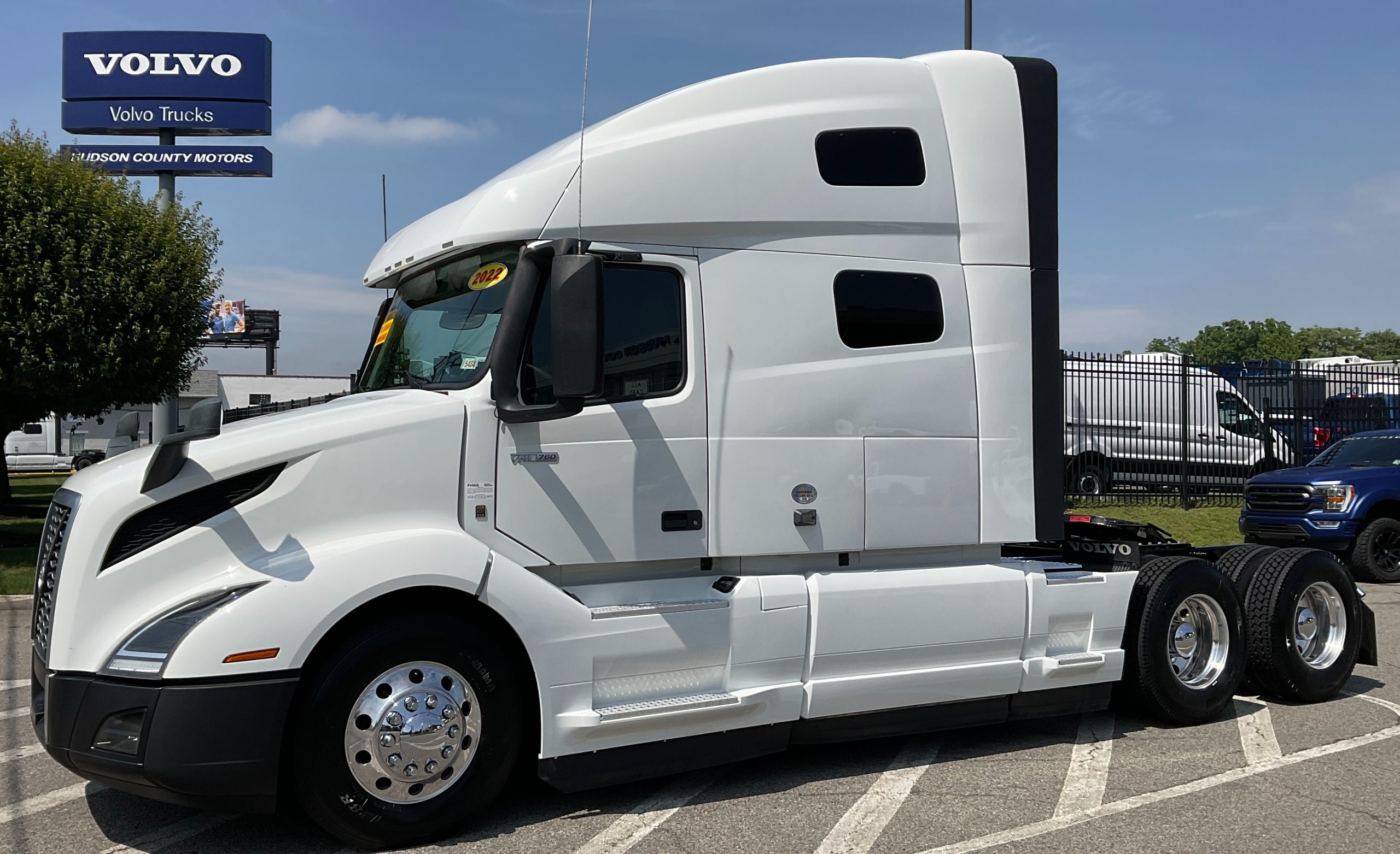 2022 VOLVO VNL64T760 - image 1 of 6