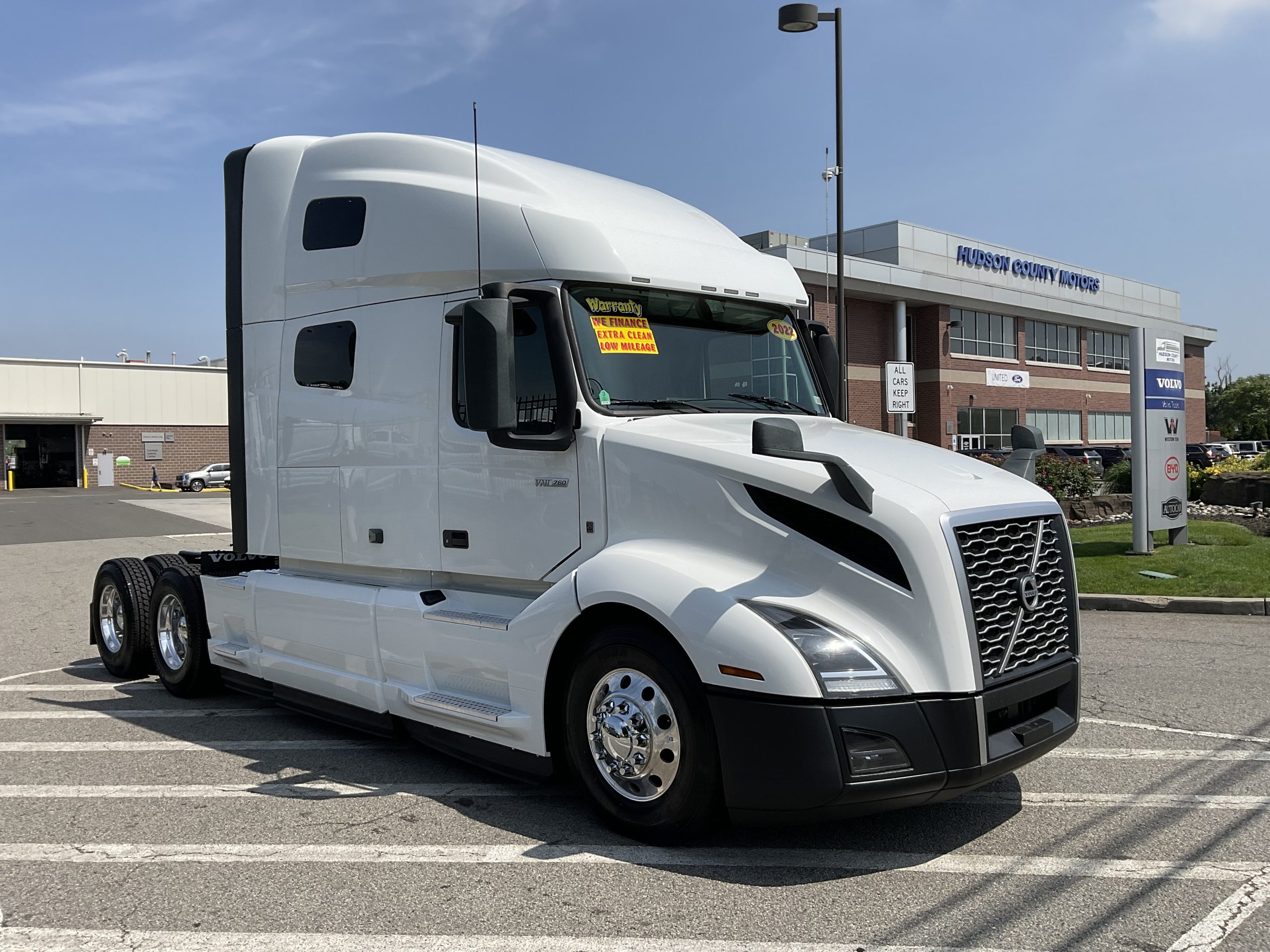 2022 VOLVO VNL64T760 - image 4 of 6