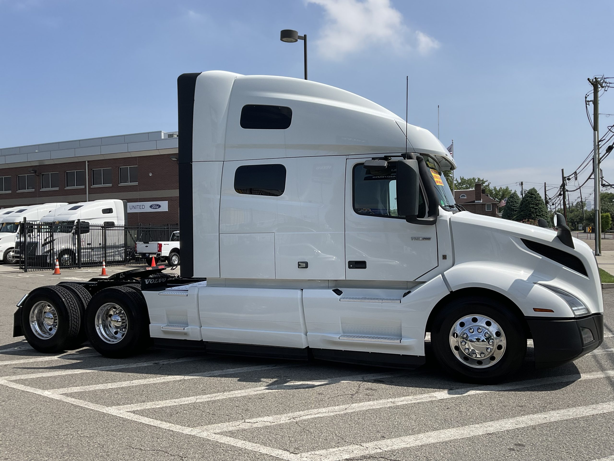 2022 VOLVO VNL64T760 - image 5 of 6
