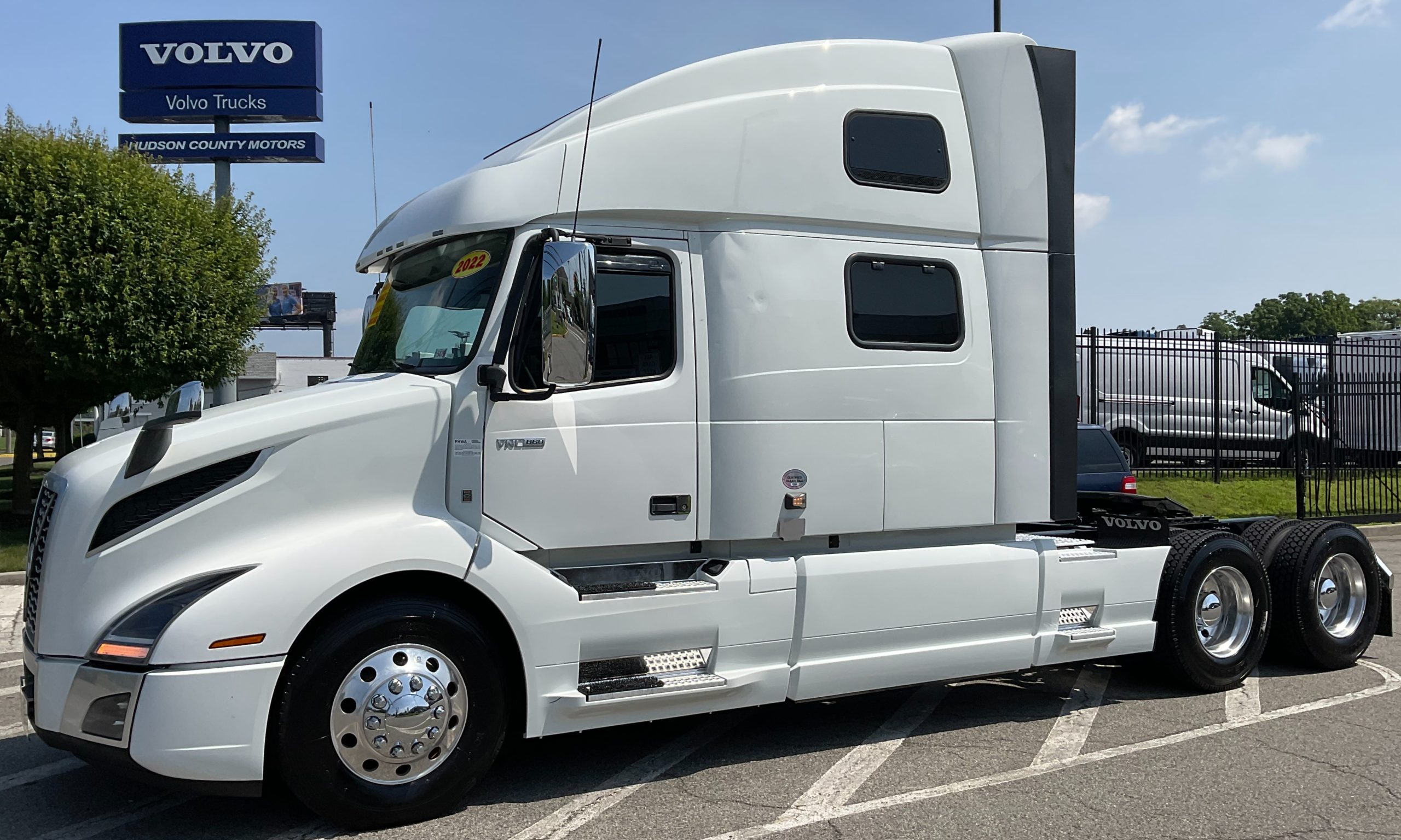 2022 VOLVO VNL64T860 - image 1 of 6