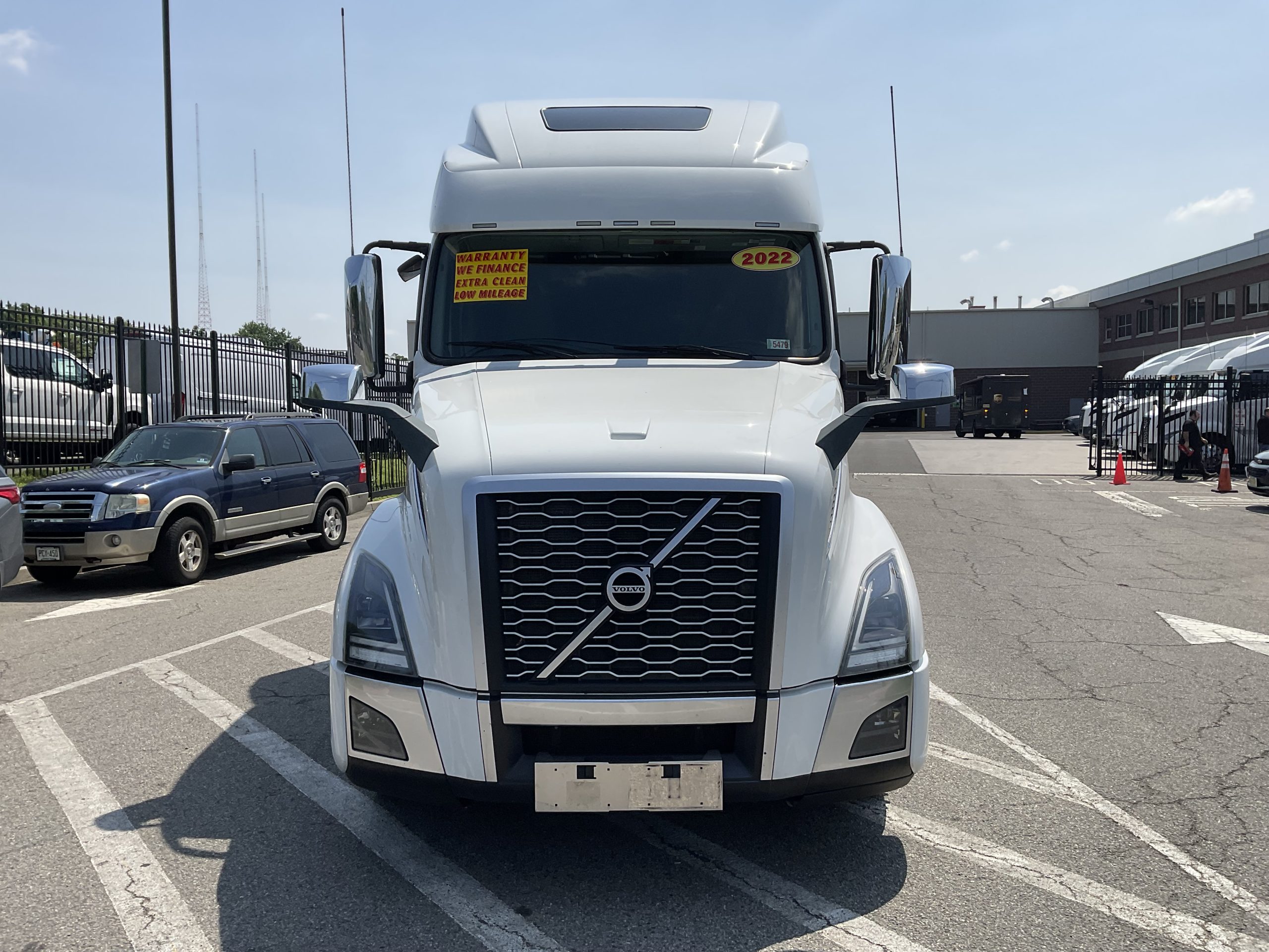 2022 VOLVO VNL64T860 - image 3 of 6