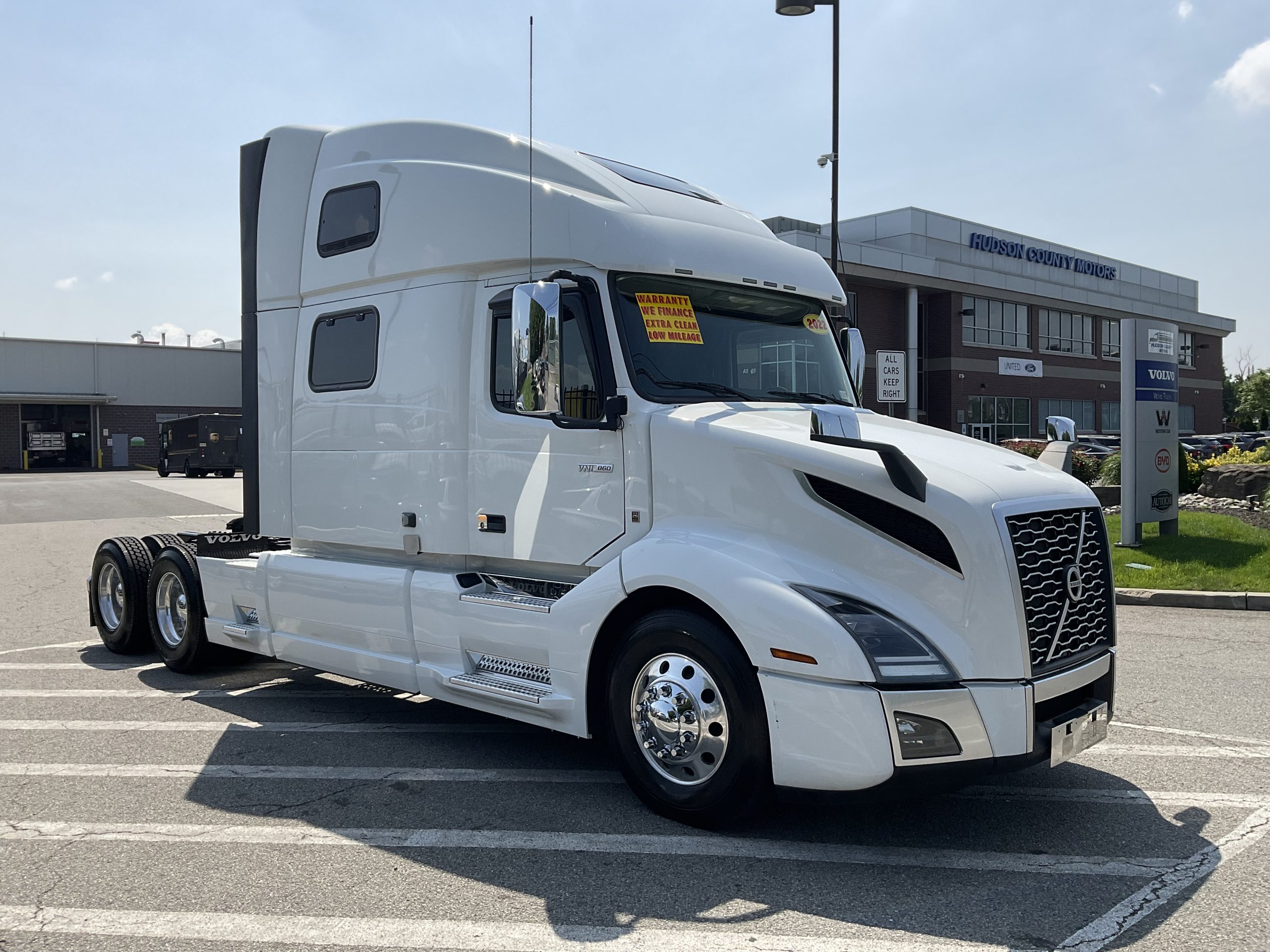 2022 VOLVO VNL64T860 - image 4 of 6
