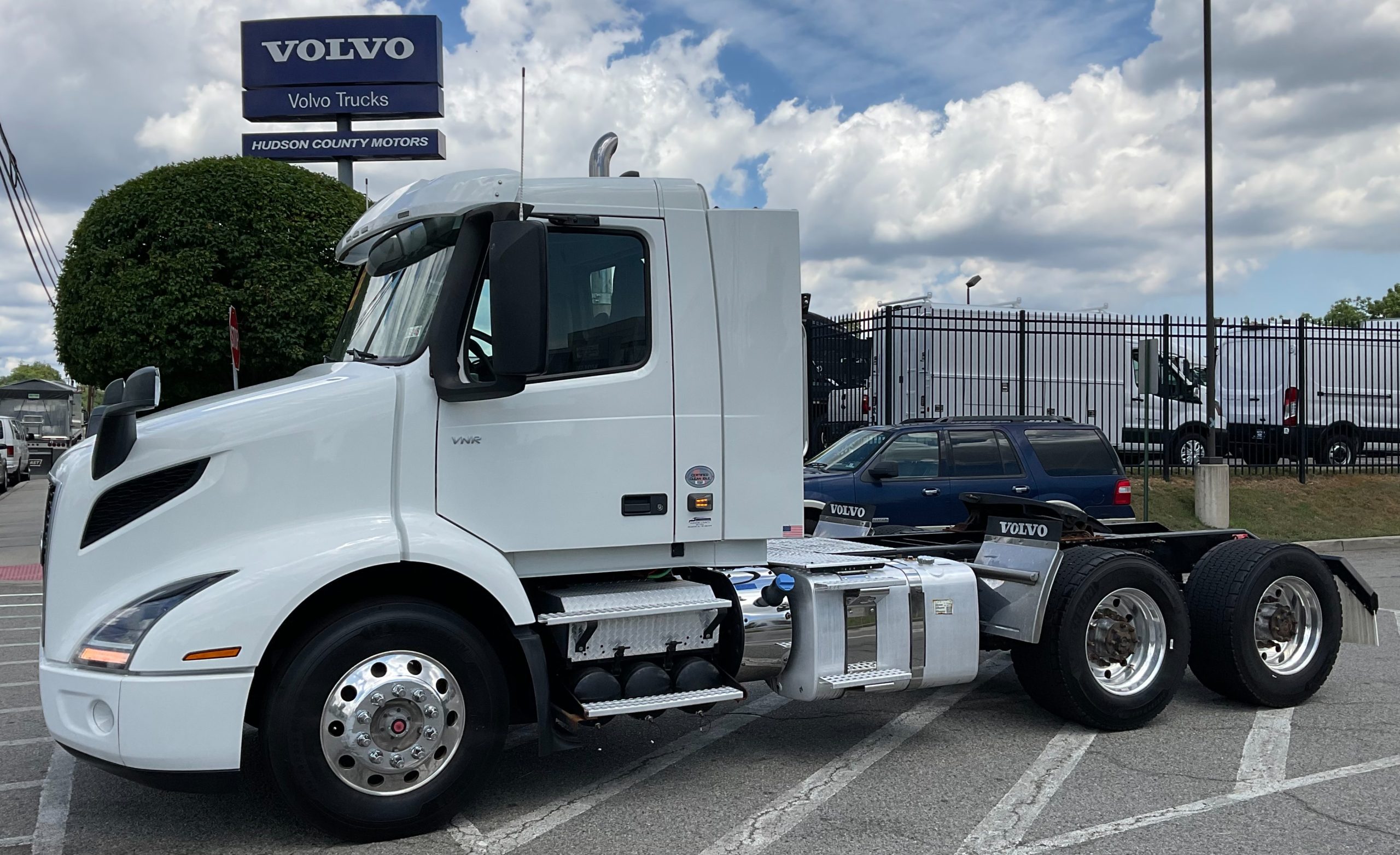 2022 VOLVO VNR64T300 - image 1 of 6