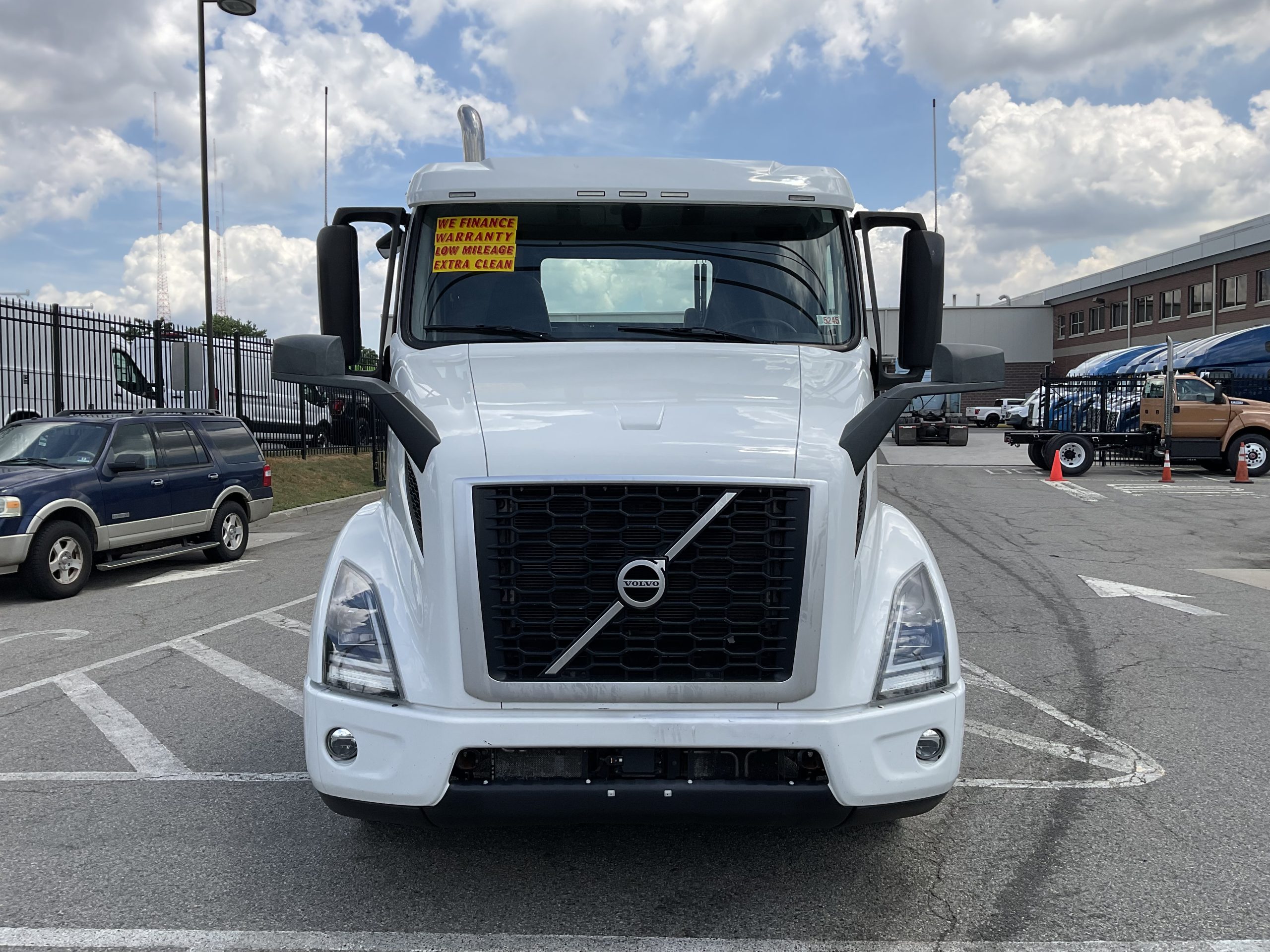 2022 VOLVO VNR64T300 - image 2 of 6
