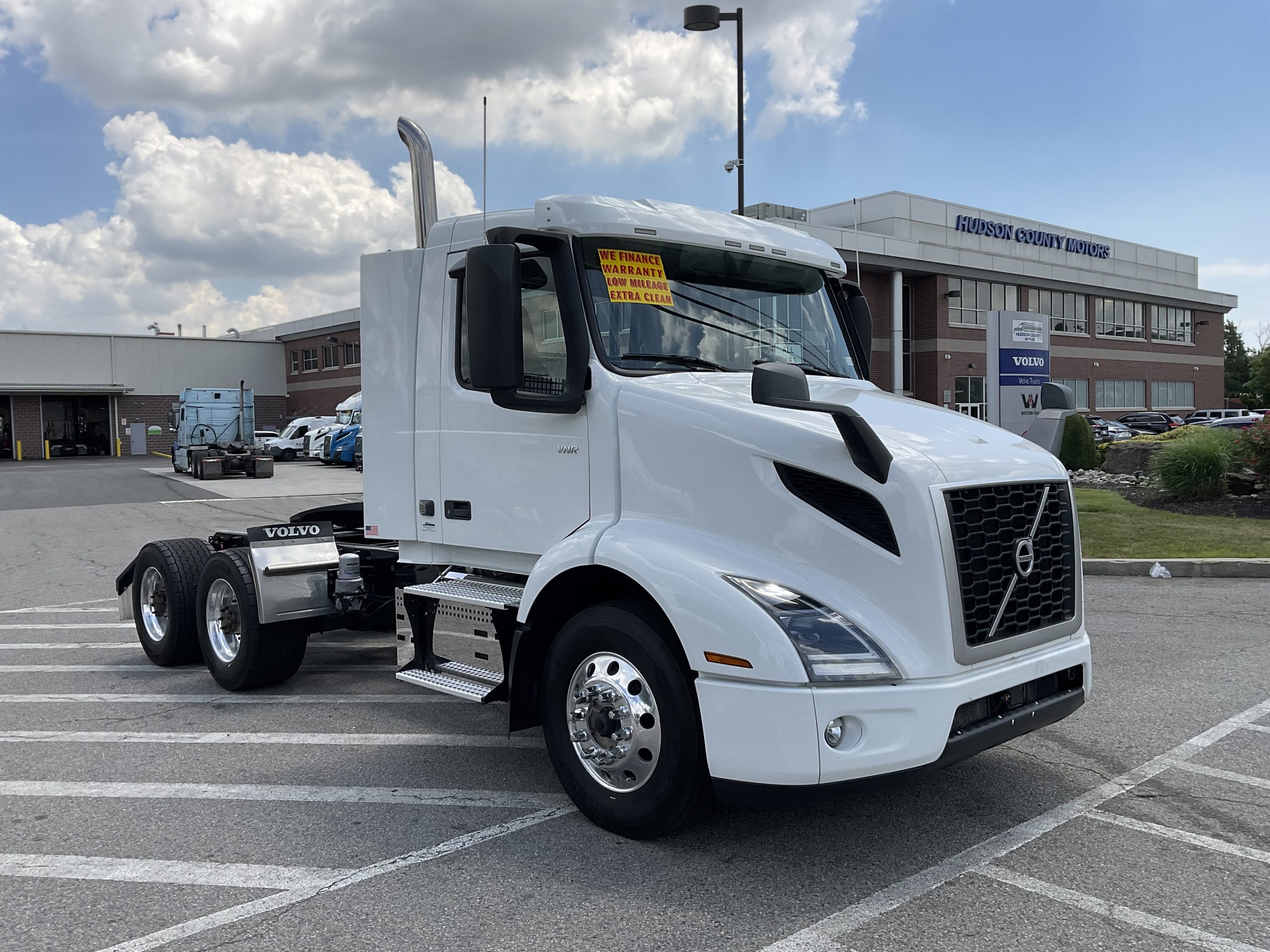 2022 VOLVO VNR64T300 - image 3 of 6