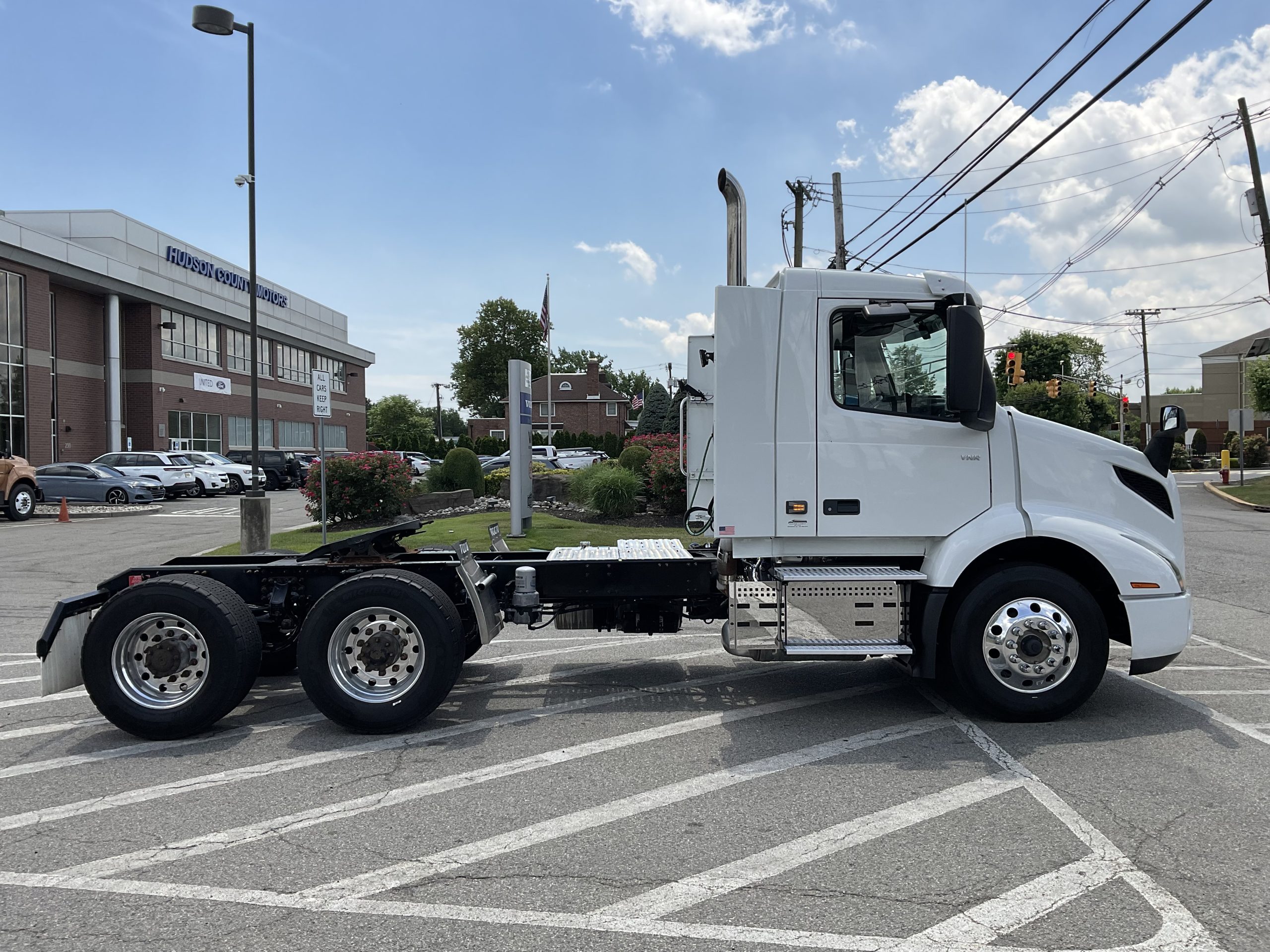 2022 VOLVO VNR64T300 - image 4 of 6