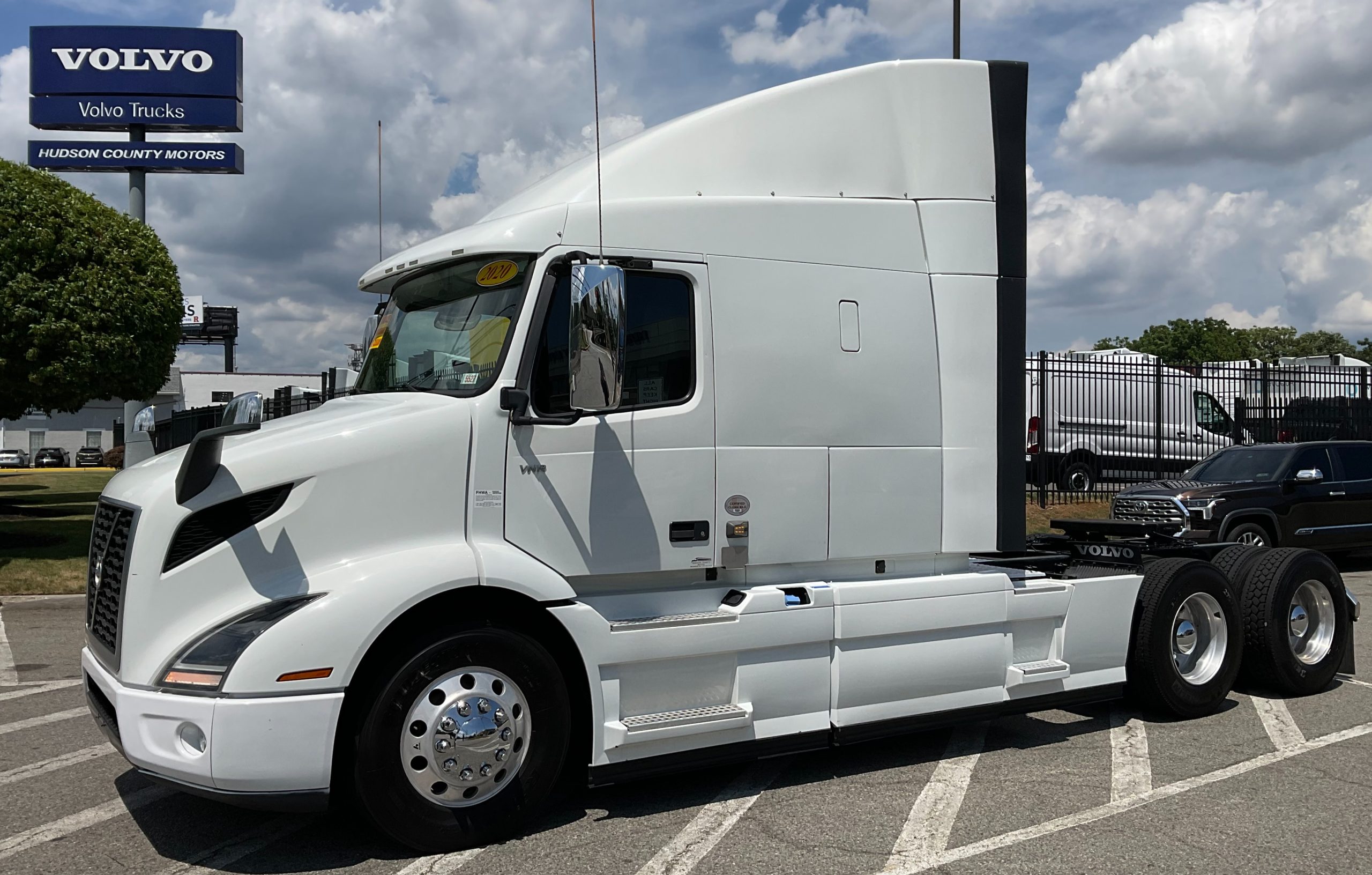 2020 VOLVO VNR64T640 - image 1 of 6