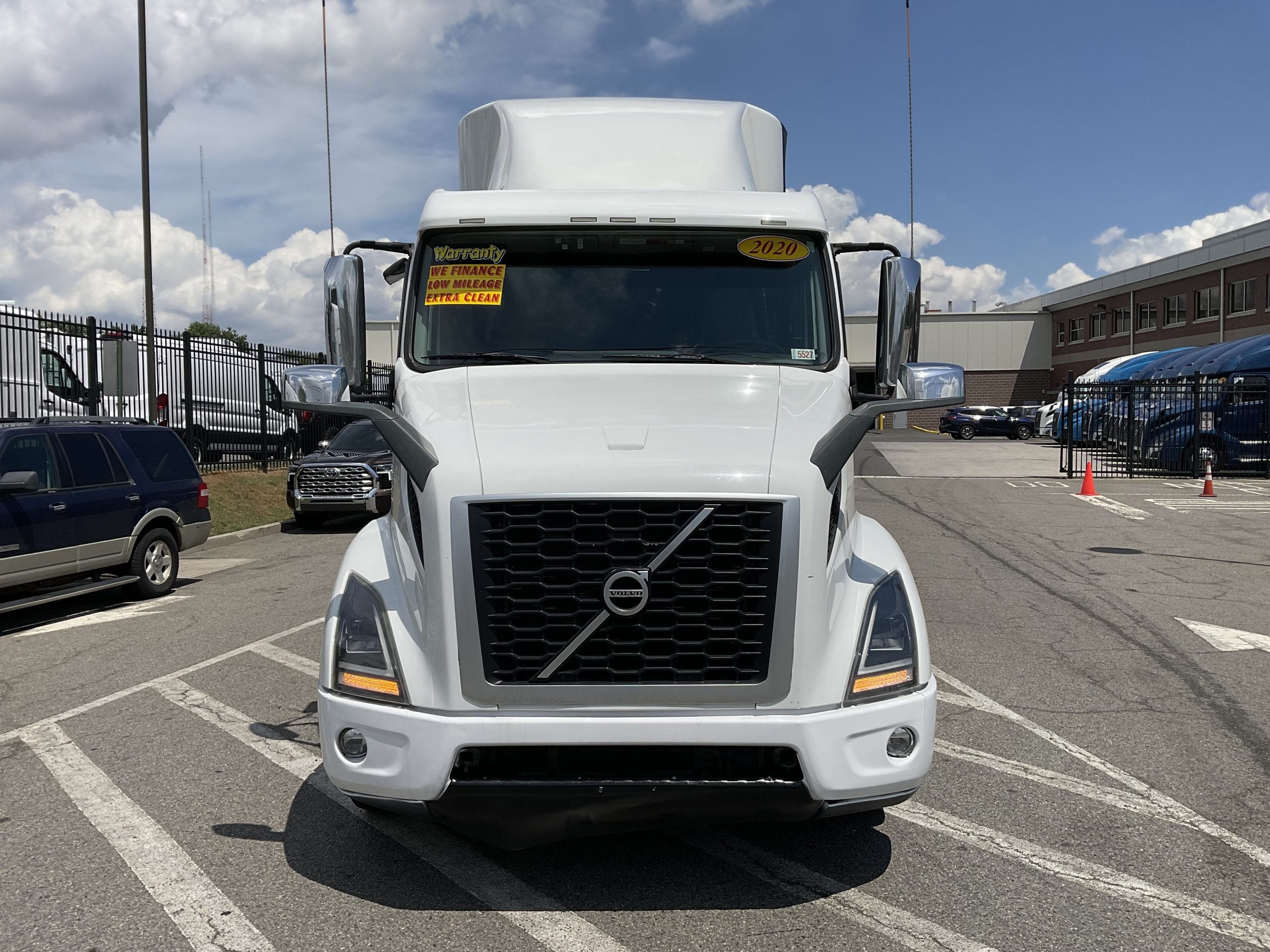 2020 VOLVO VNR64T640 - image 3 of 6
