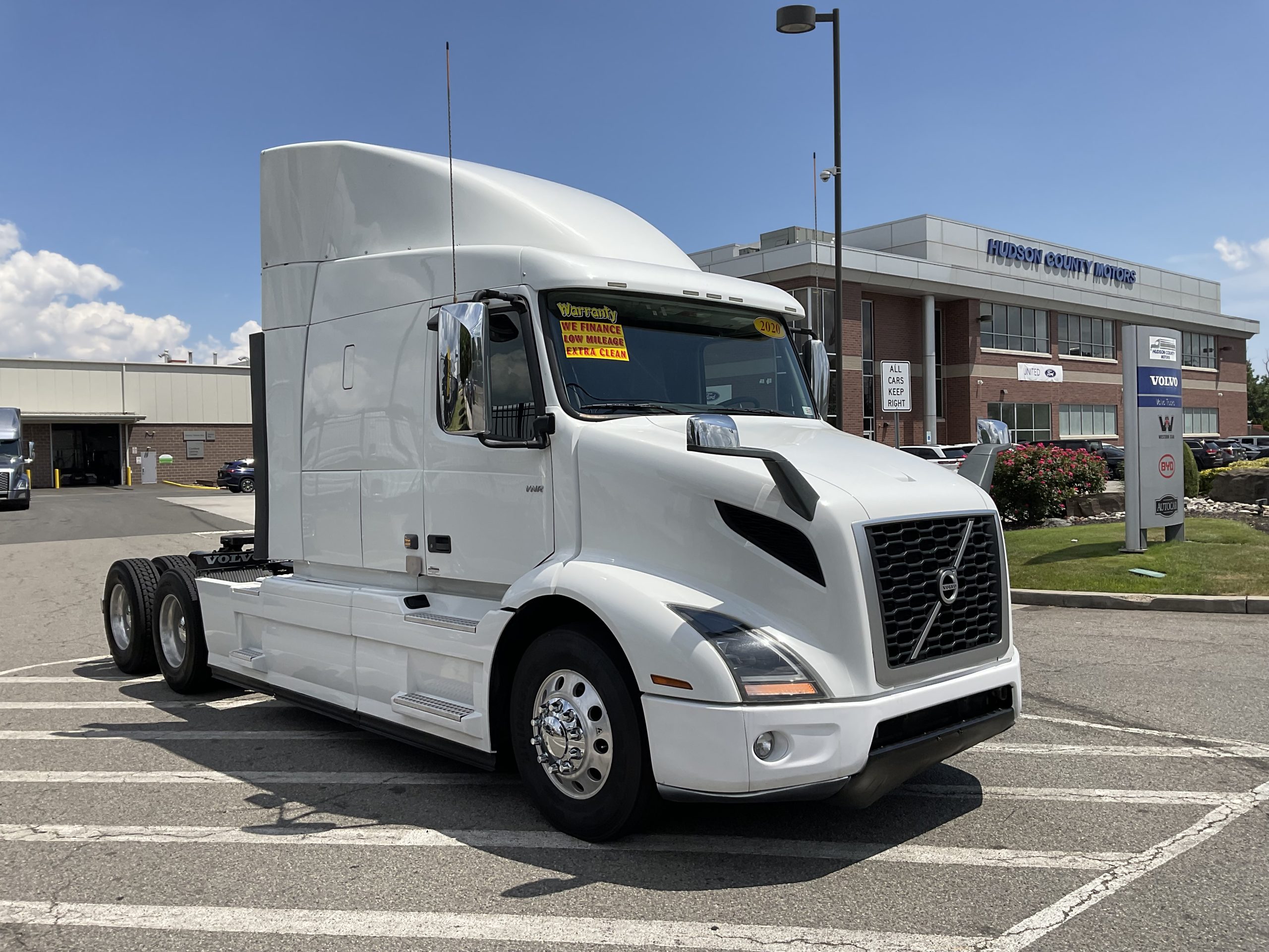 2020 VOLVO VNR64T640 - image 4 of 6