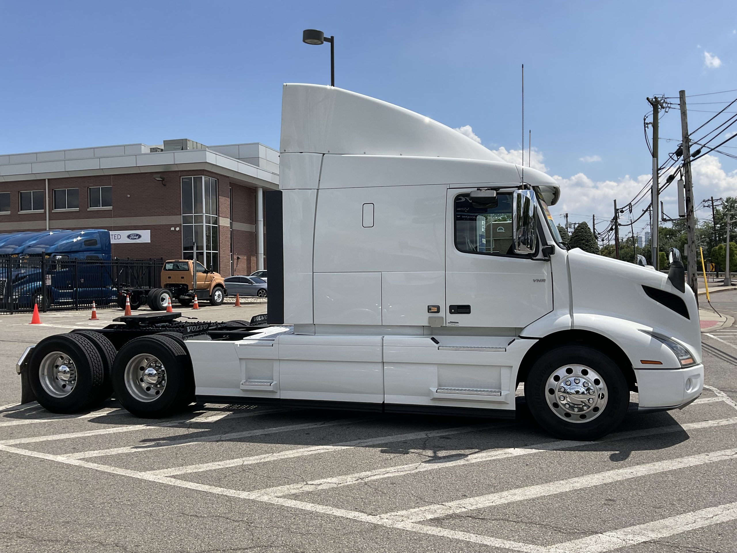 2020 VOLVO VNR64T640 - image 5 of 6