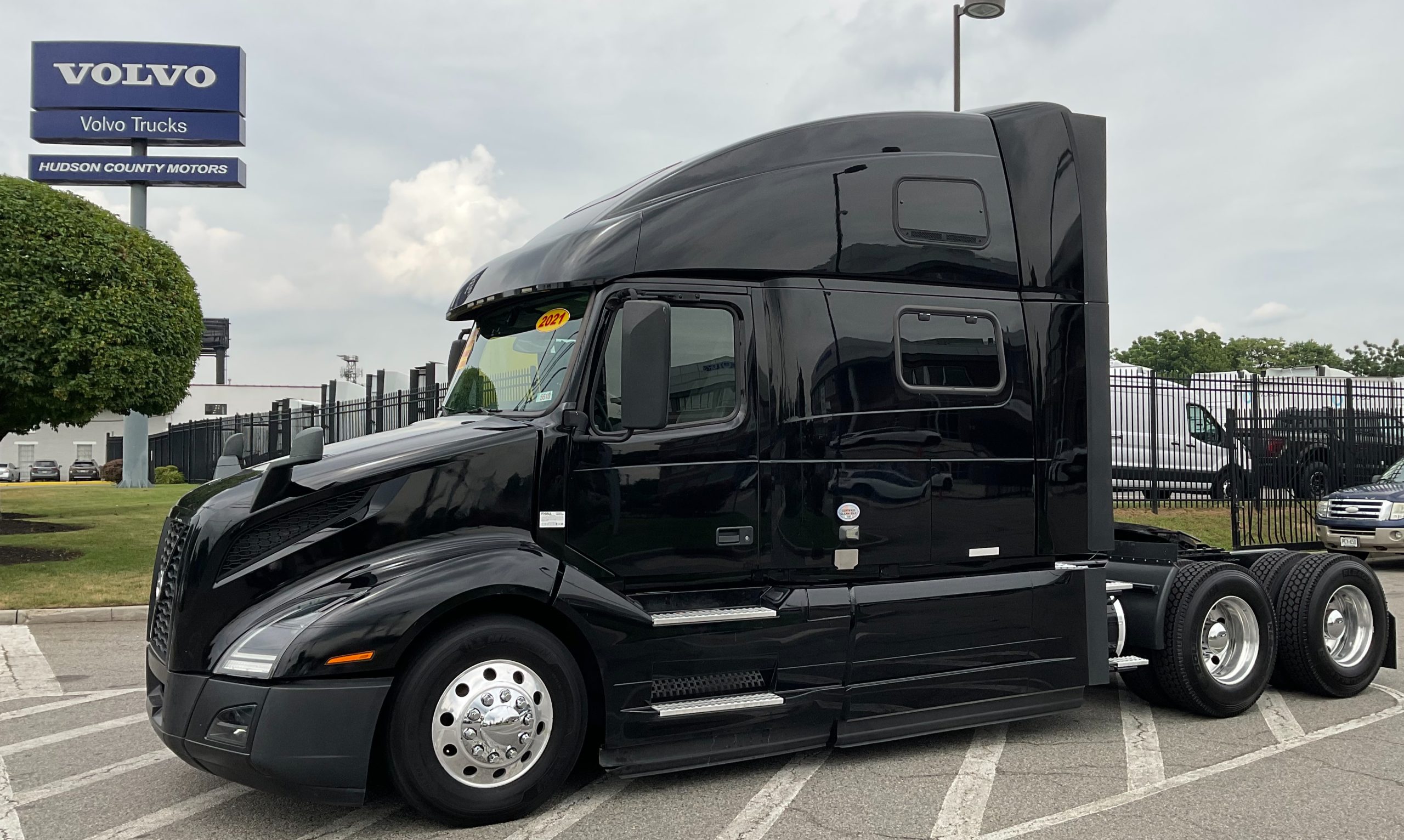 2021 VOLVO VNL64T860 - image 1 of 6