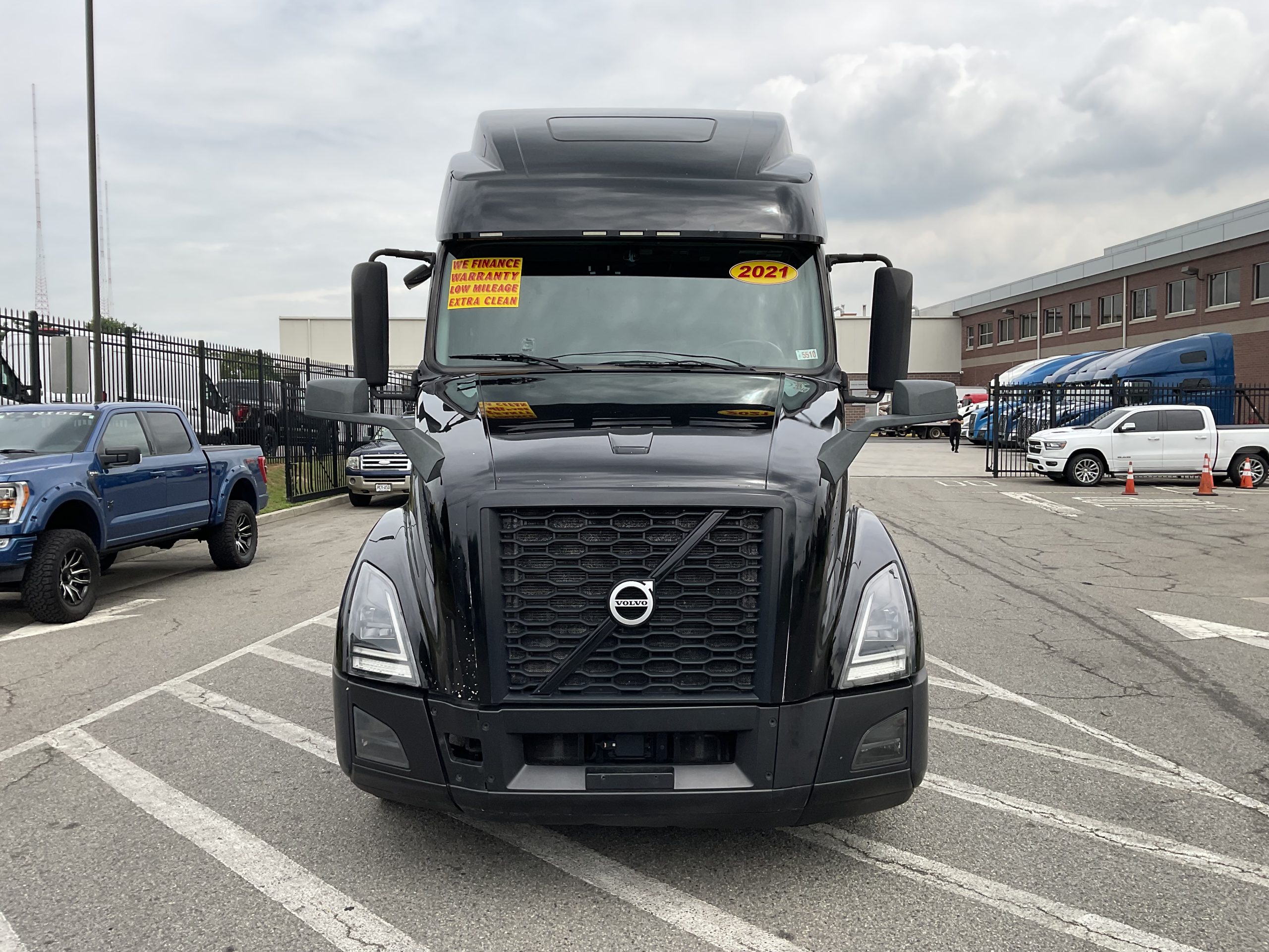 2021 VOLVO VNL64T860 - image 3 of 6