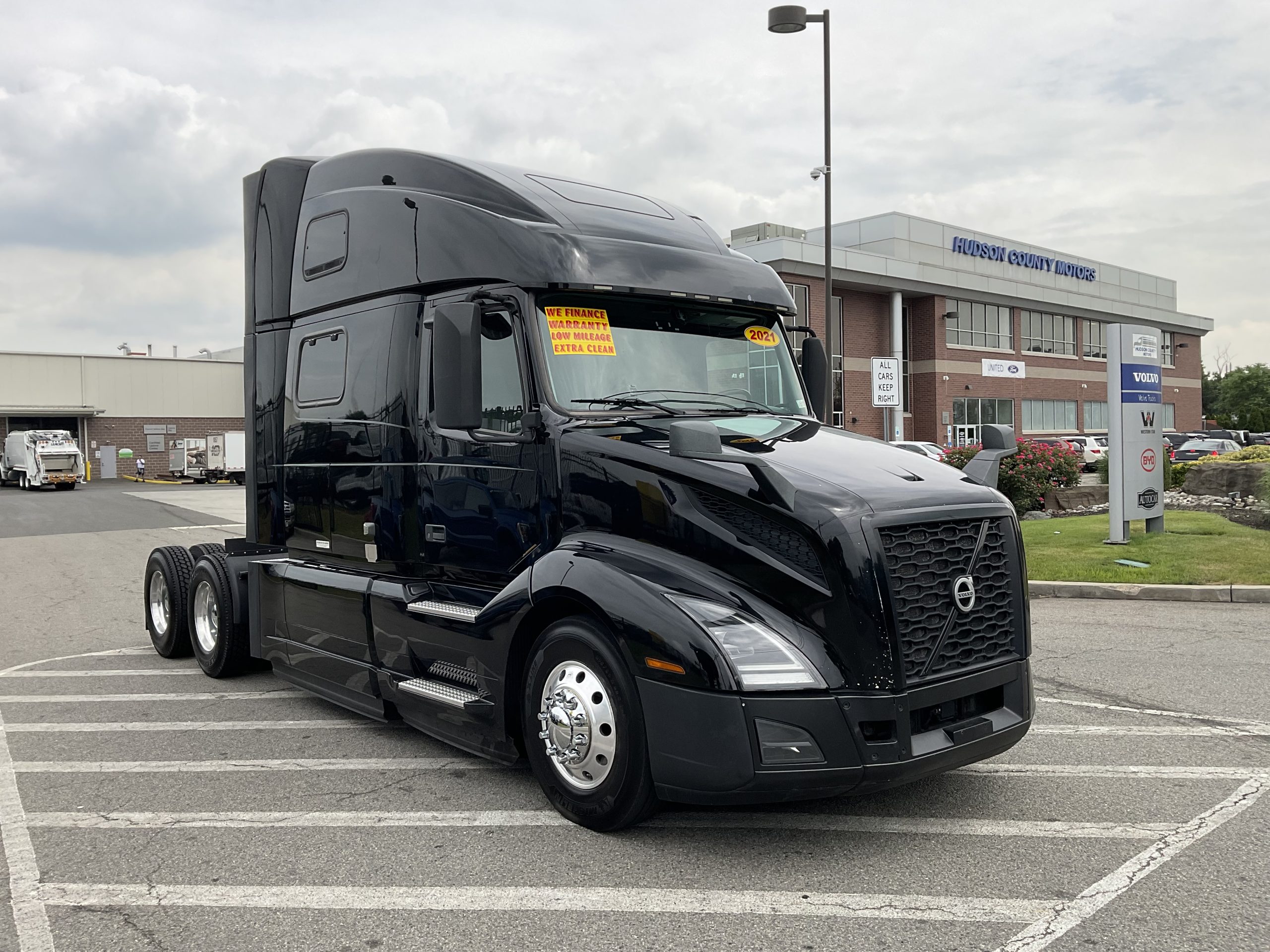 2021 VOLVO VNL64T860 - image 4 of 6