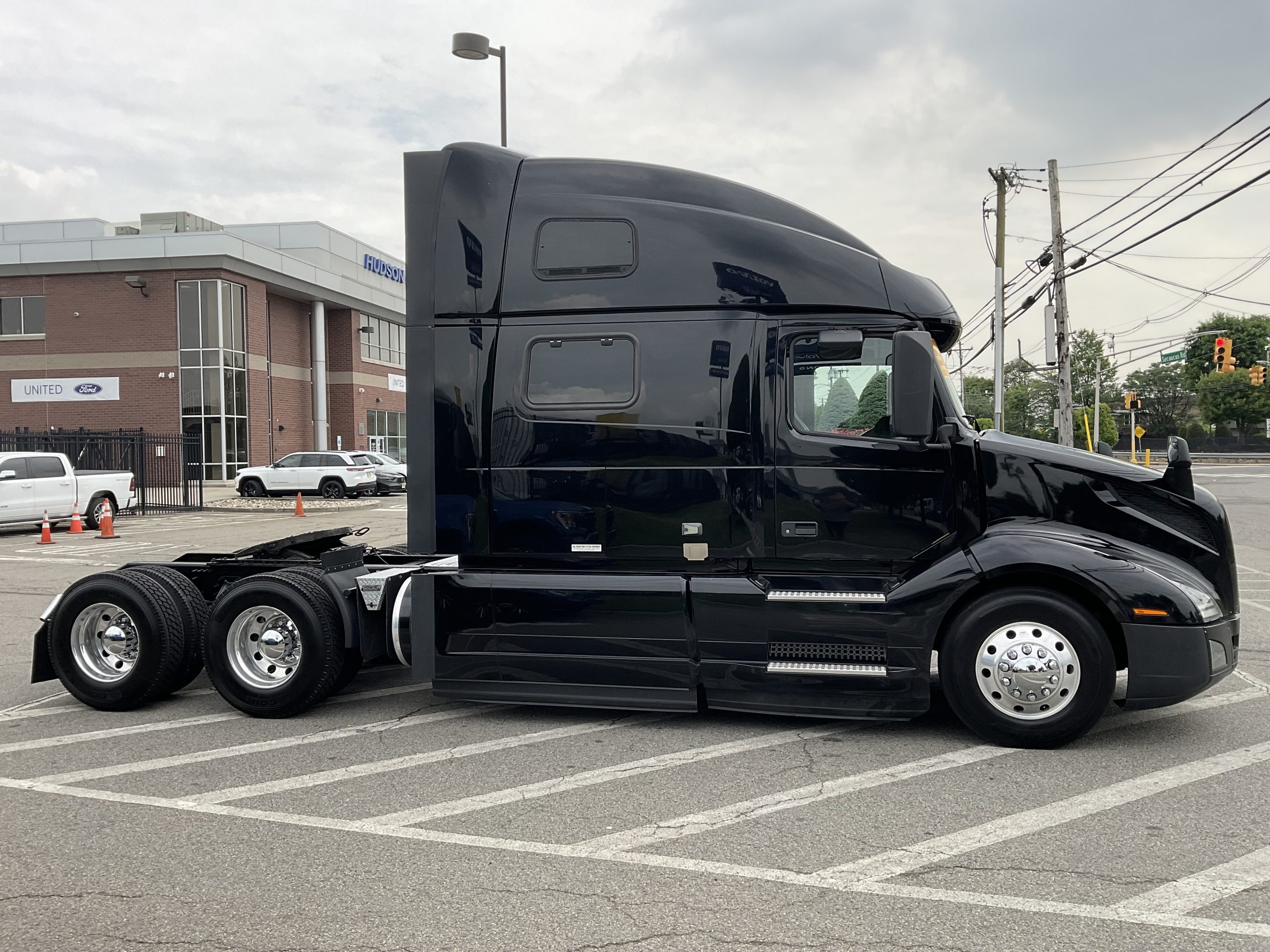 2021 VOLVO VNL64T860 - image 5 of 6