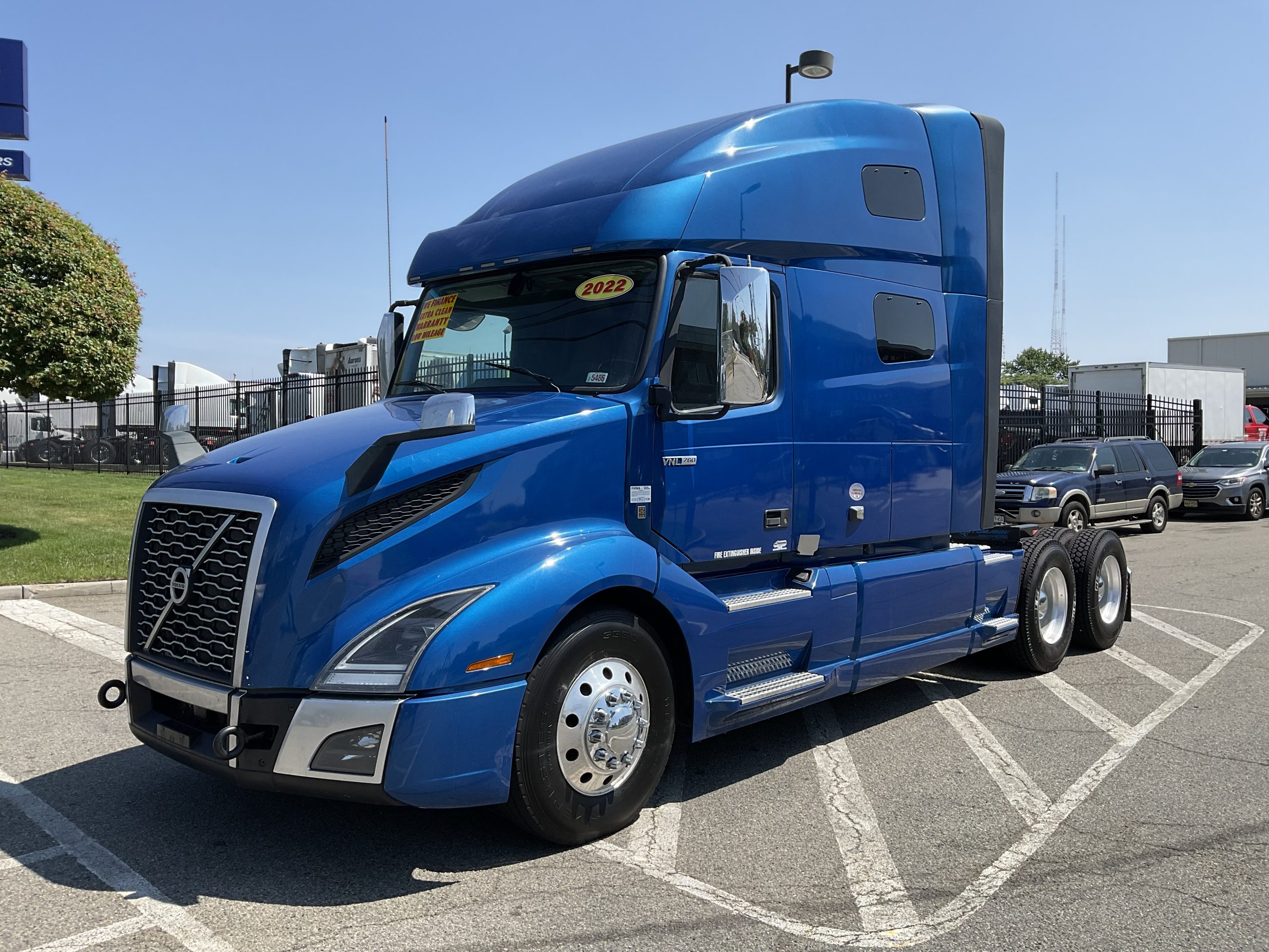 2022 VOLVO VNL64T760 - image 2 of 6