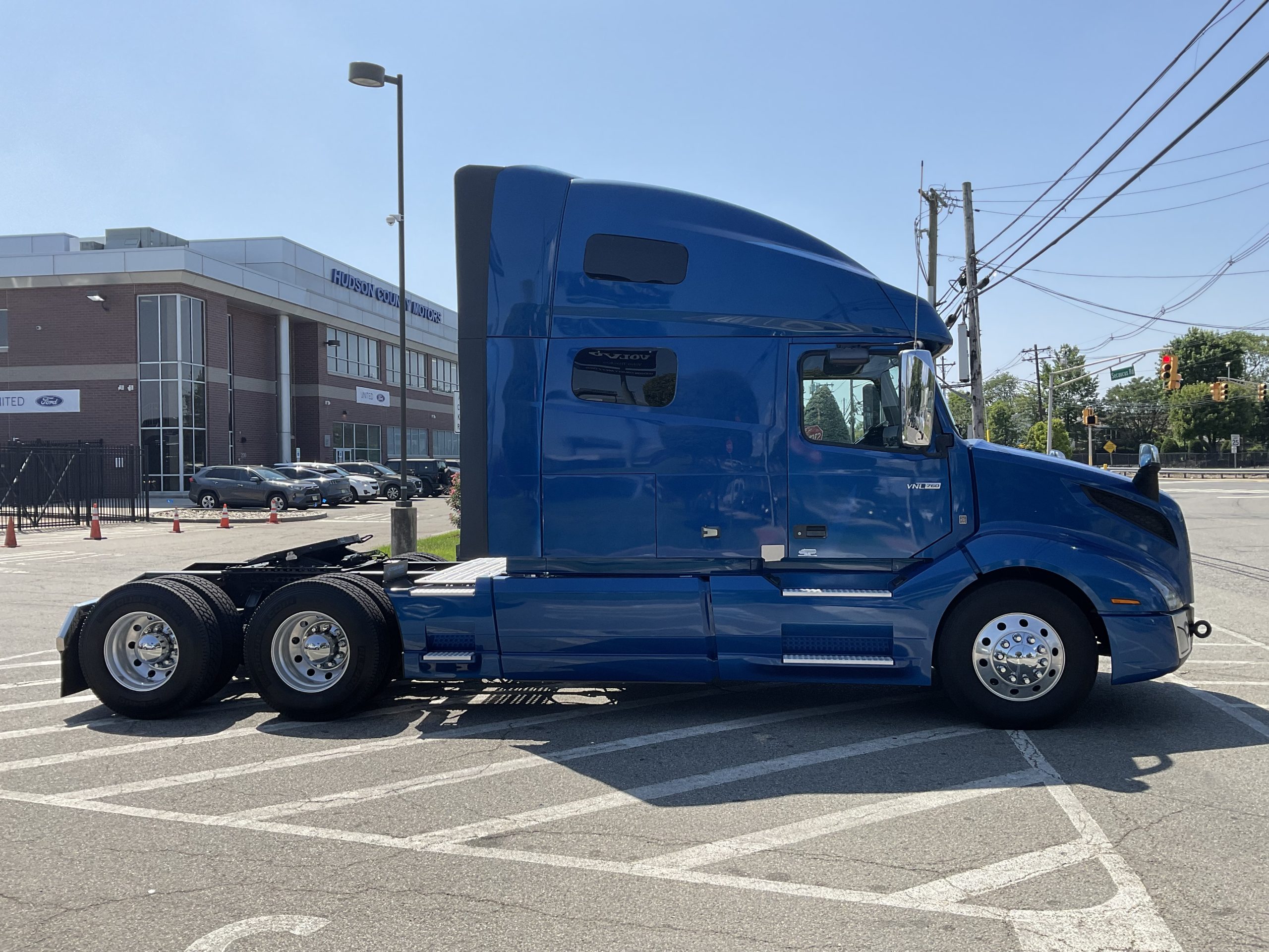 2022 VOLVO VNL64T760 - image 5 of 6