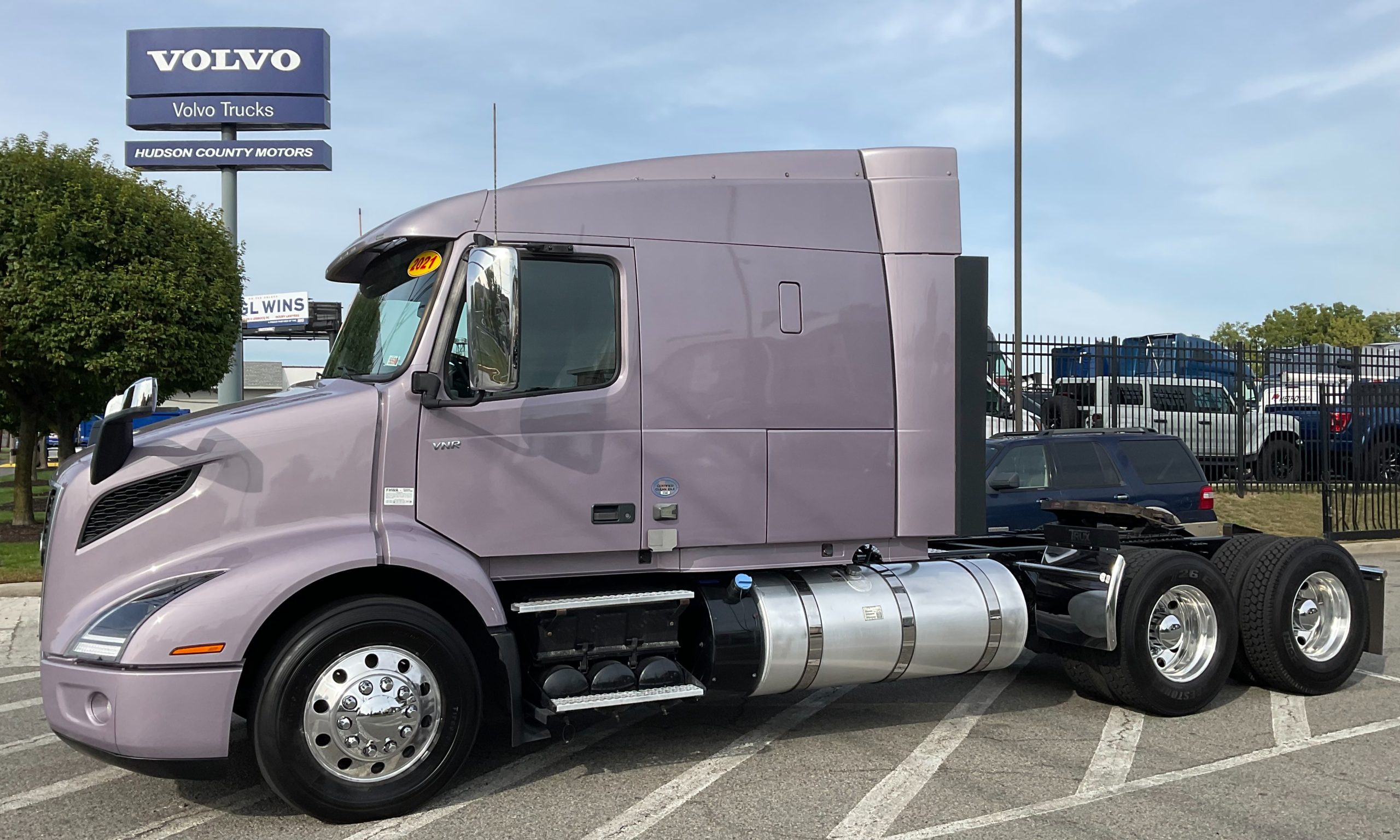 2021 VOLVO VNR64T640 - image 1 of 6