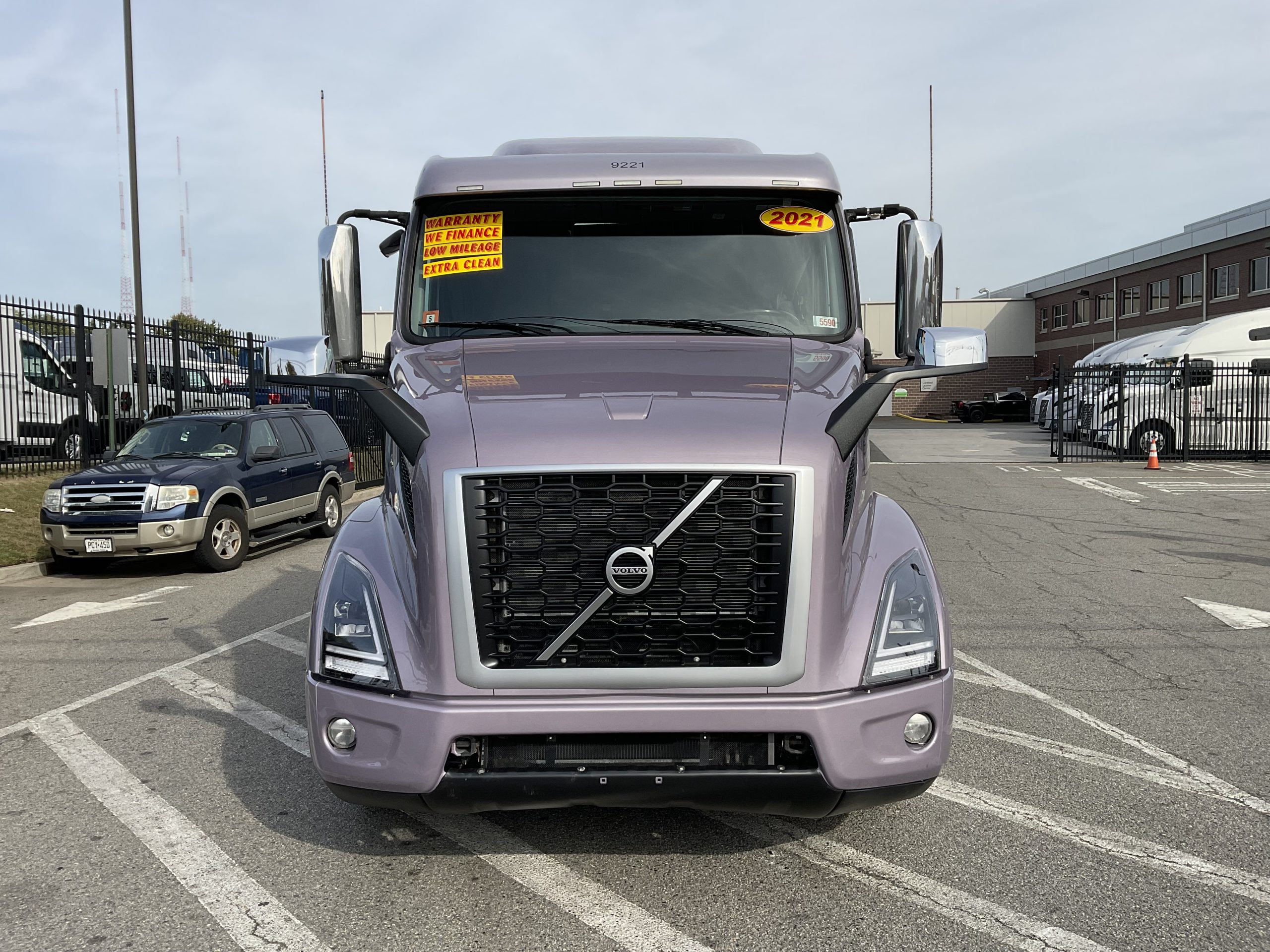 2021 VOLVO VNR64T640 - image 2 of 6