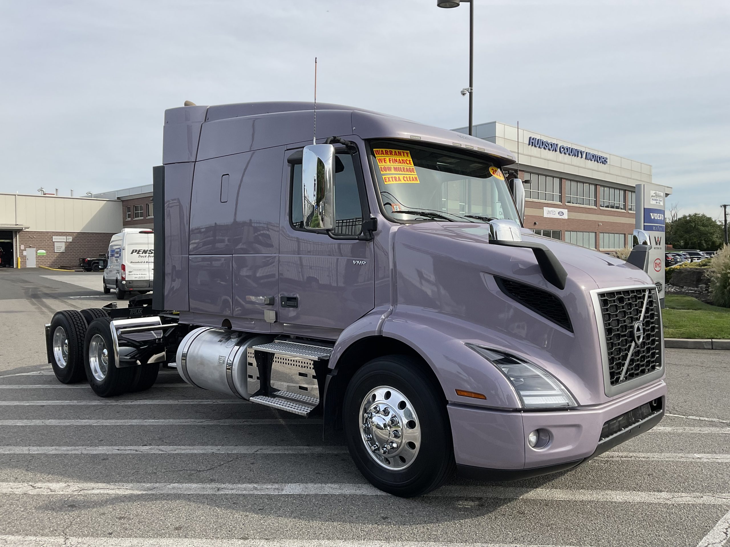 2021 VOLVO VNR64T640 - image 3 of 6