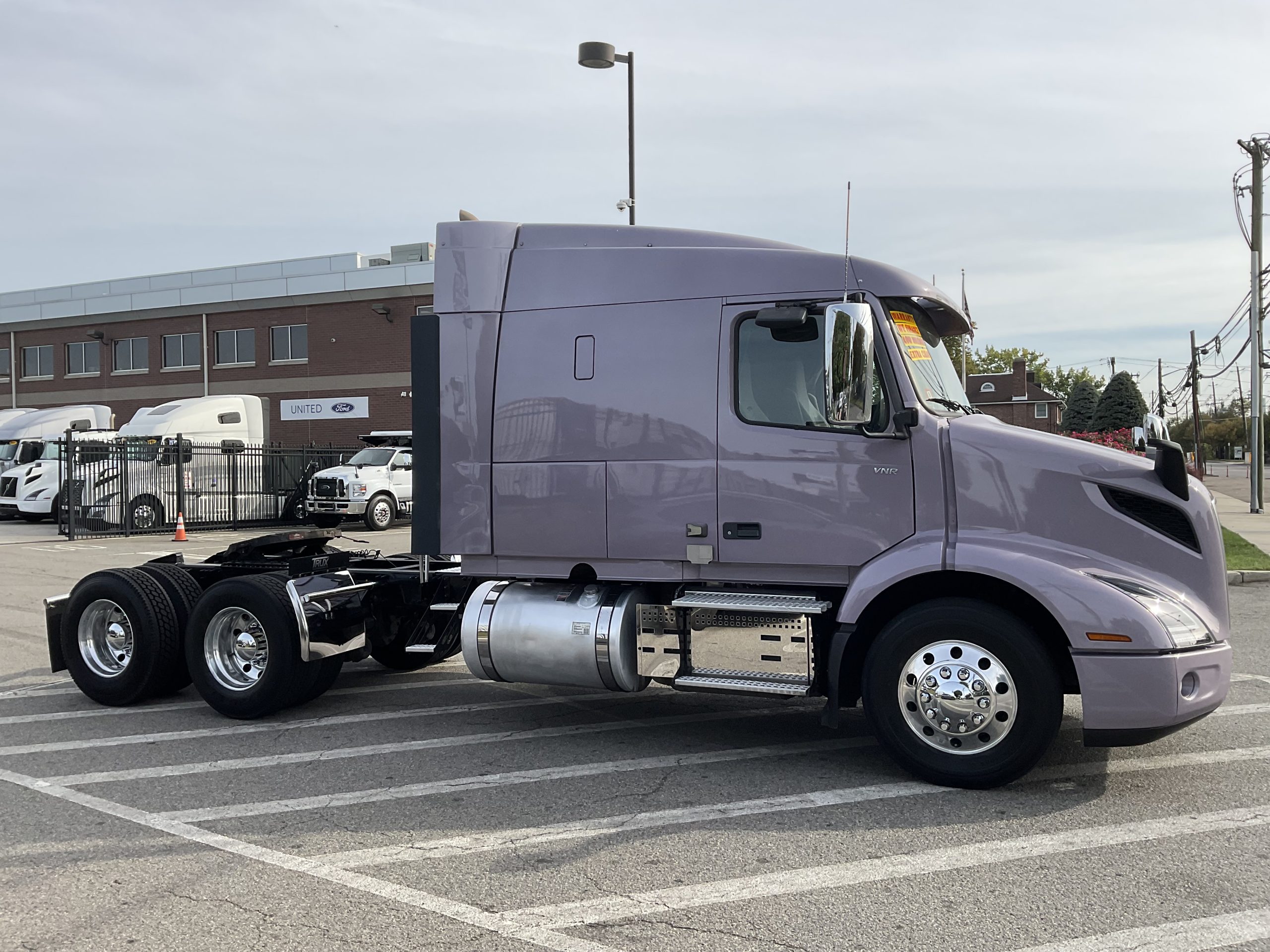 2021 VOLVO VNR64T640 - image 4 of 6