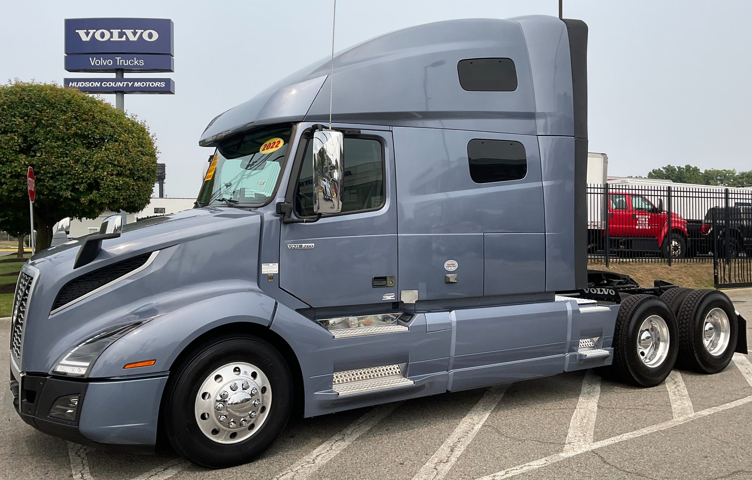 2022 VOLVO VNL64T760 - image 1 of 6