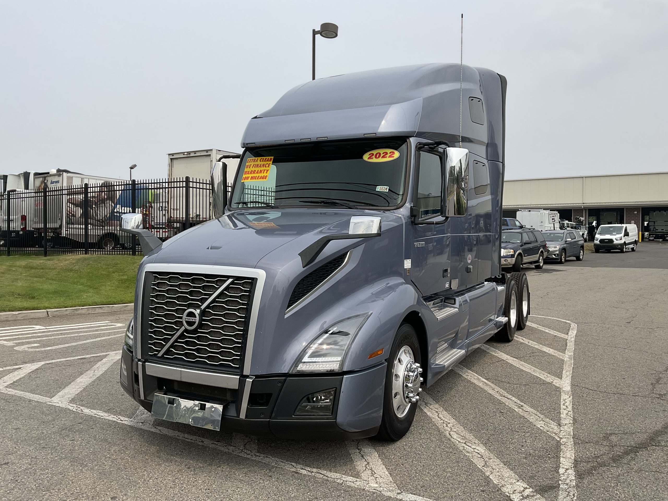 2022 VOLVO VNL64T760 - image 2 of 6