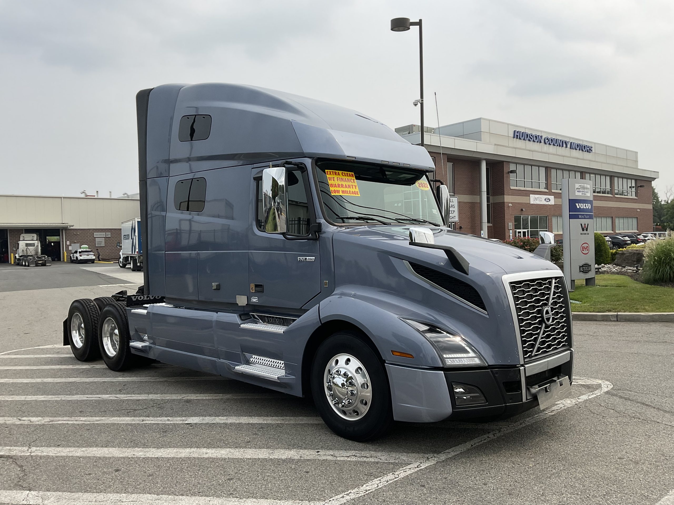 2022 VOLVO VNL64T760 - image 4 of 6