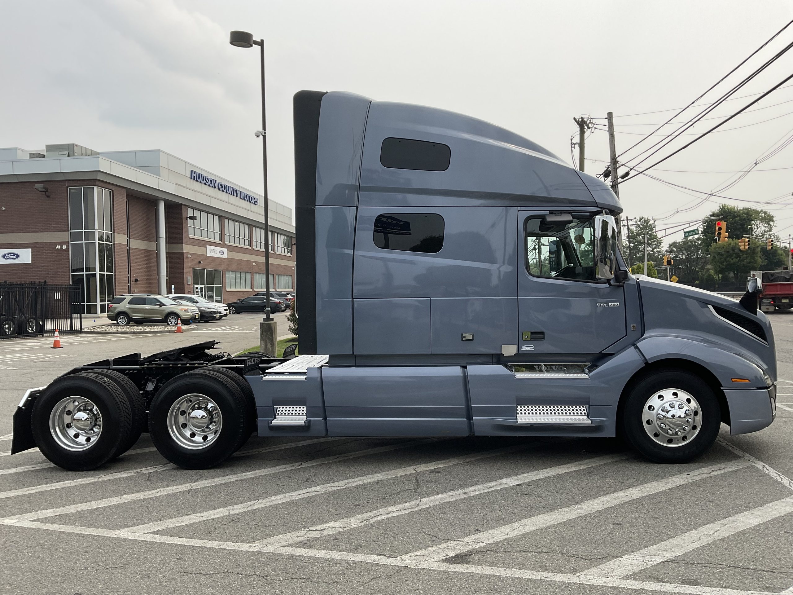 2022 VOLVO VNL64T760 - image 5 of 6
