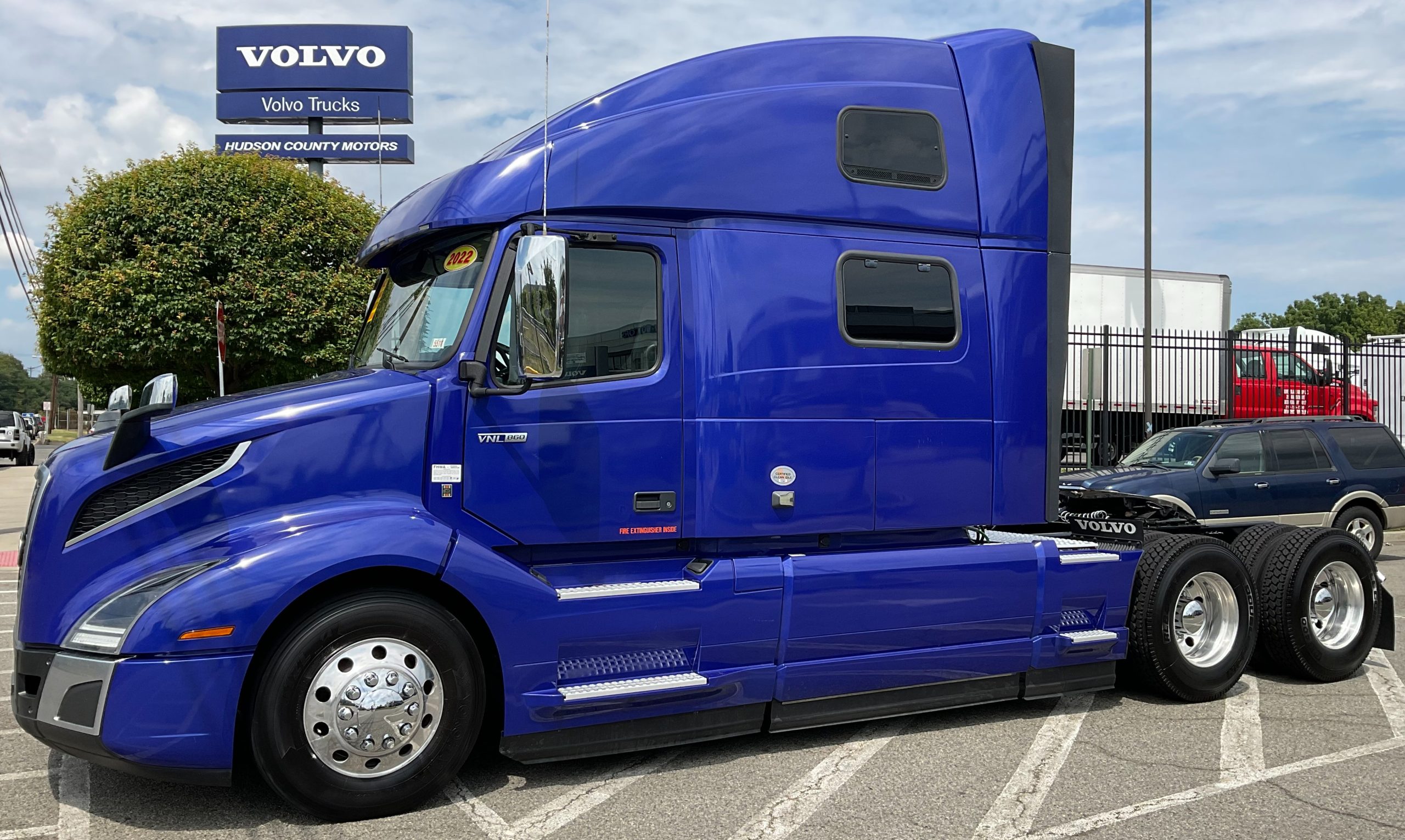 2022 VOLVO VNL64T860 - image 1 of 6