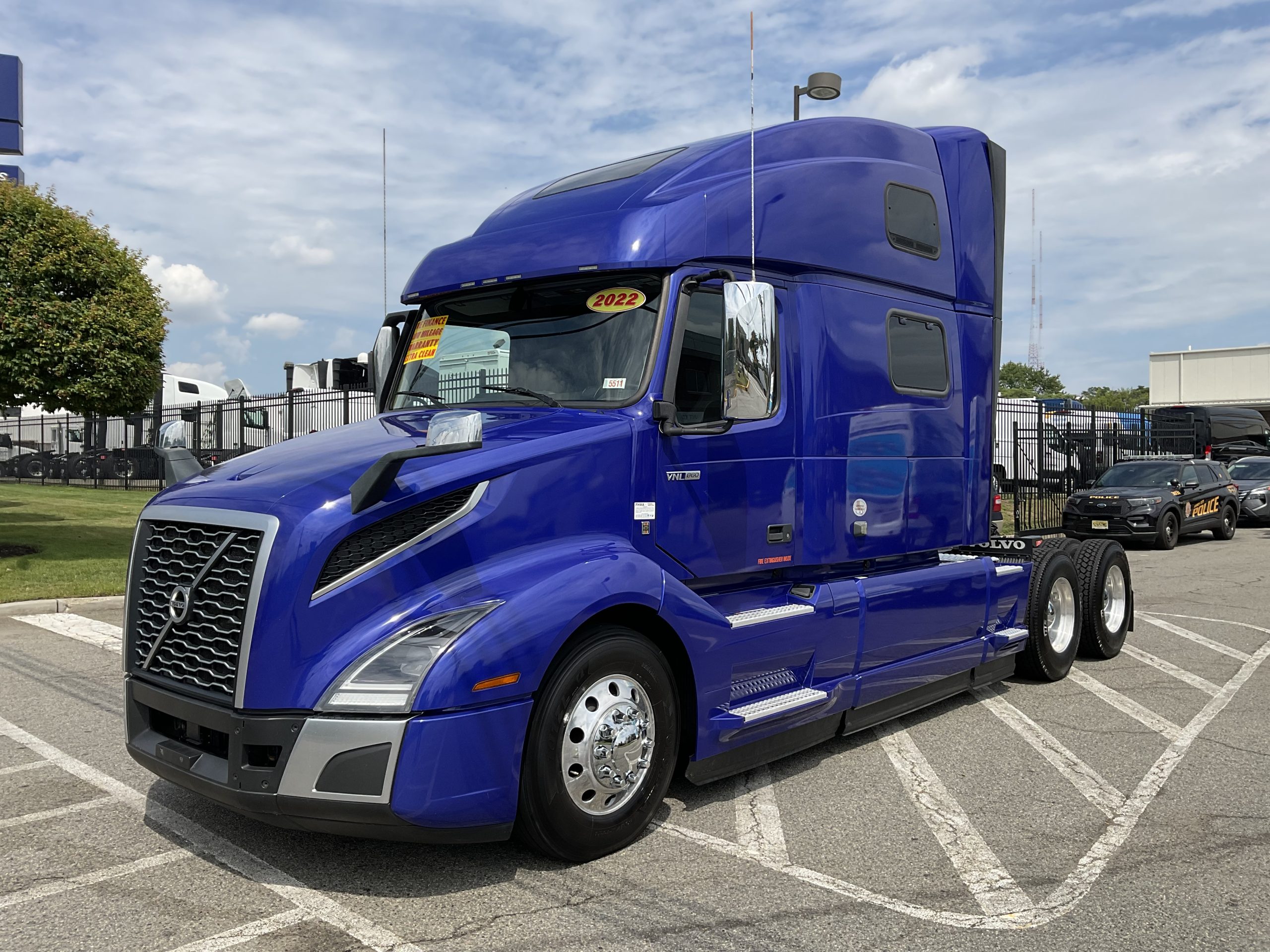 2022 VOLVO VNL64T860 - image 2 of 6