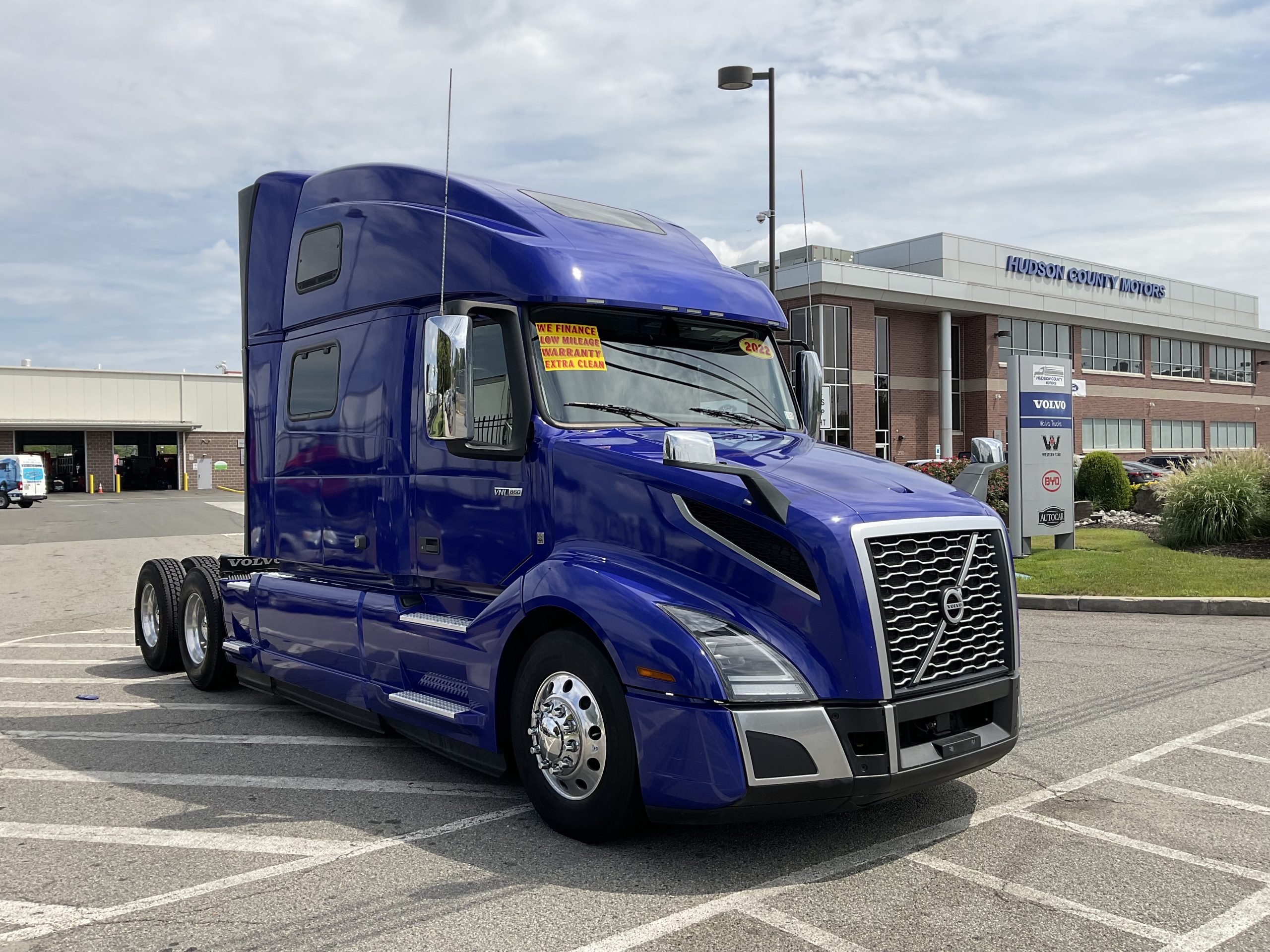2022 VOLVO VNL64T860 - image 4 of 6
