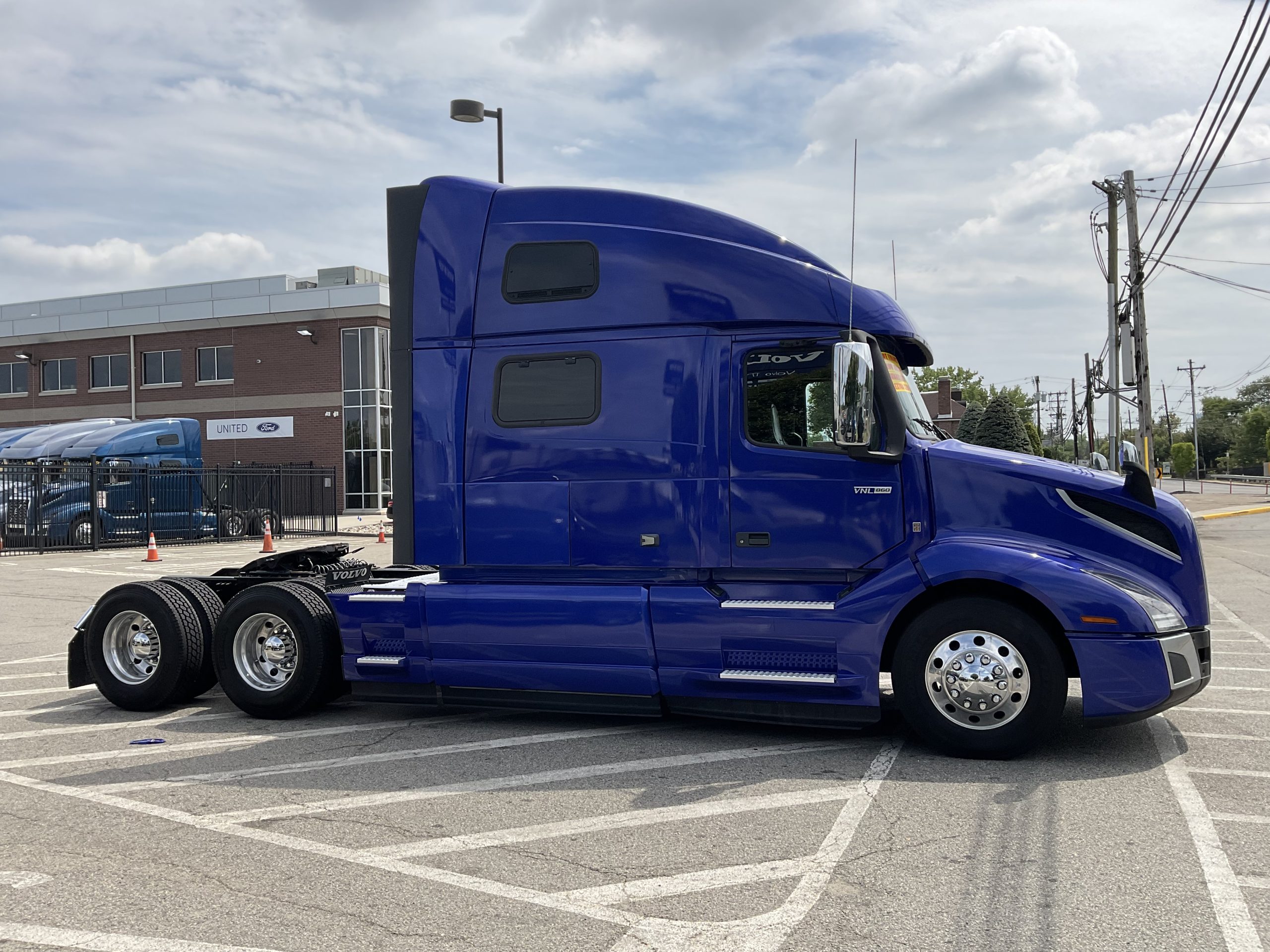 2022 VOLVO VNL64T860 - image 5 of 6
