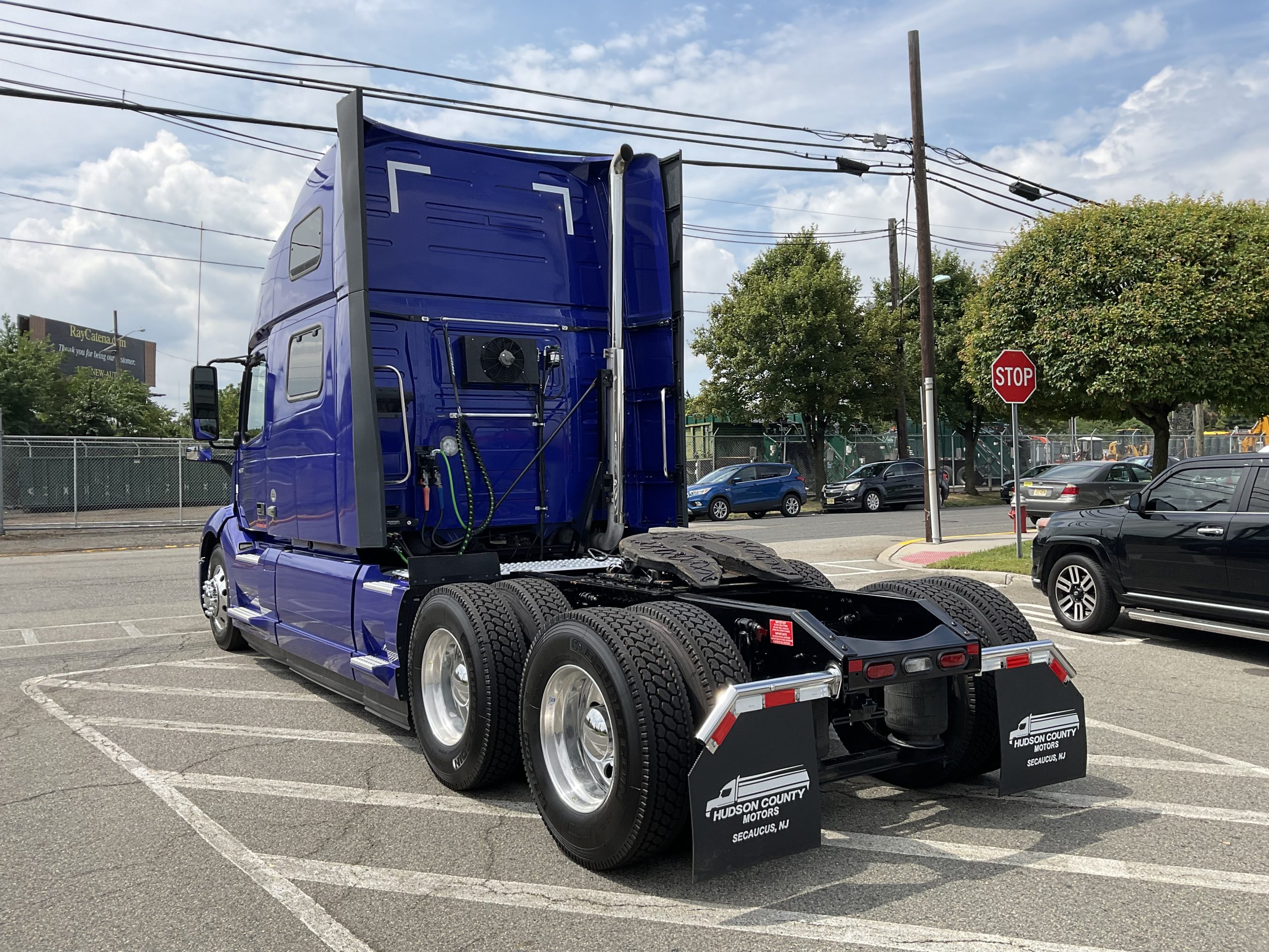 2022 VOLVO VNL64T860 - Hudson County Motors is a heavy truck