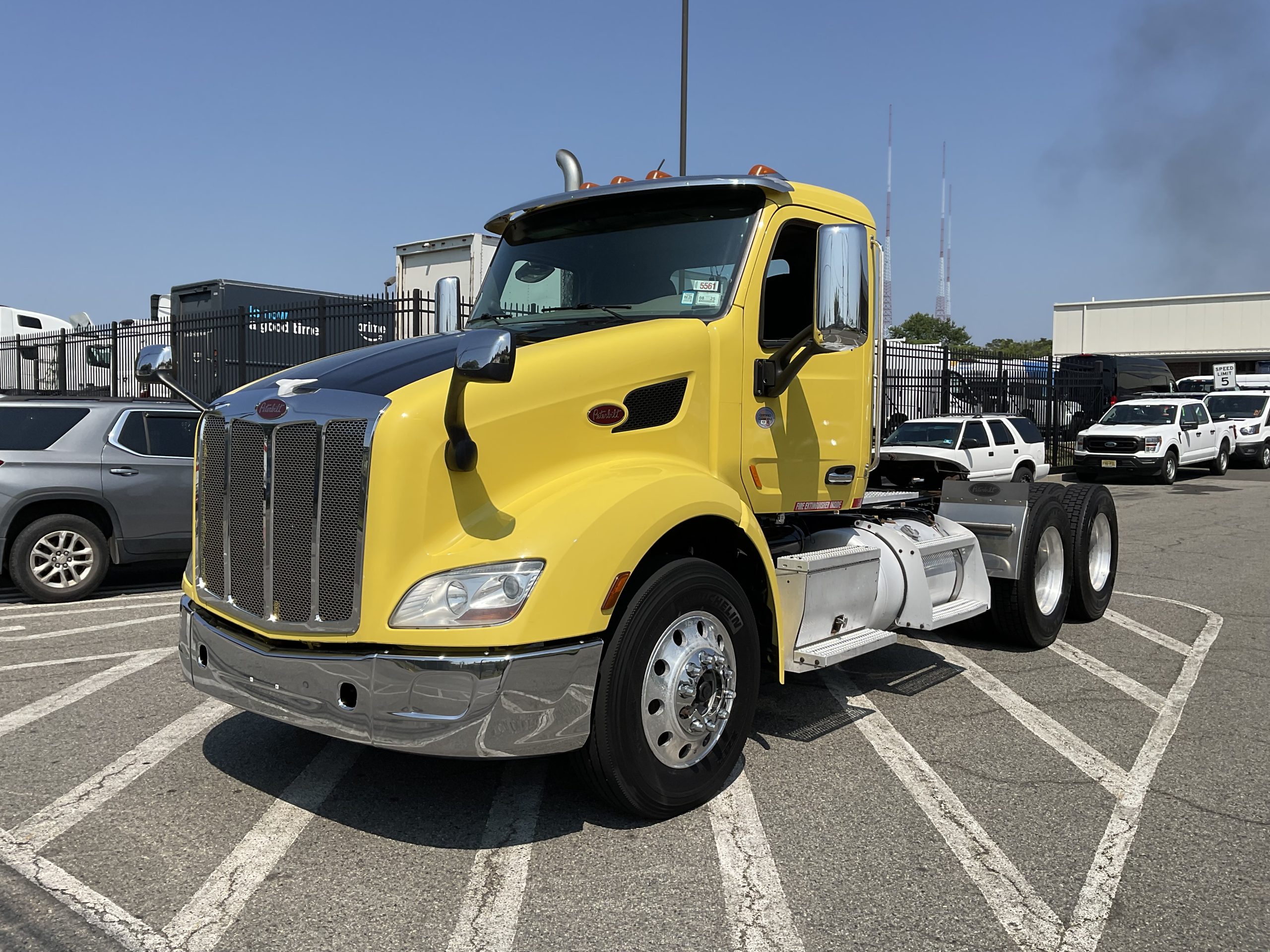 2021 PETERBILT 579 - image 2 of 6