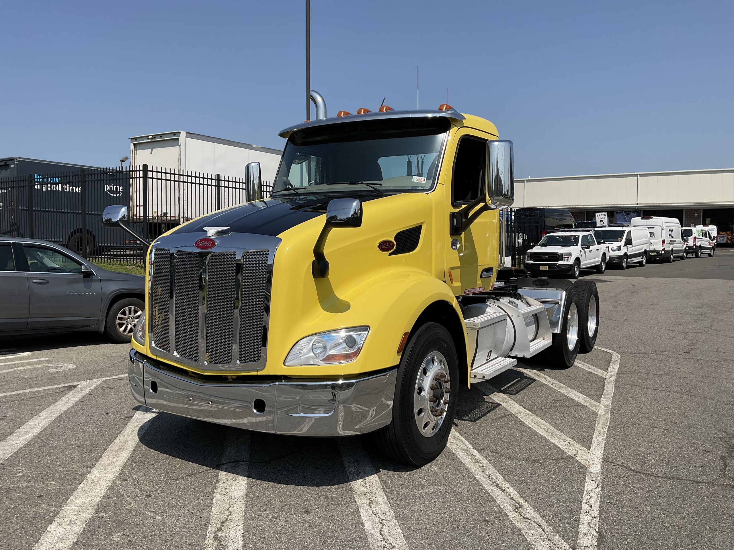 2021 PETERBILT 579 - image 2 of 6