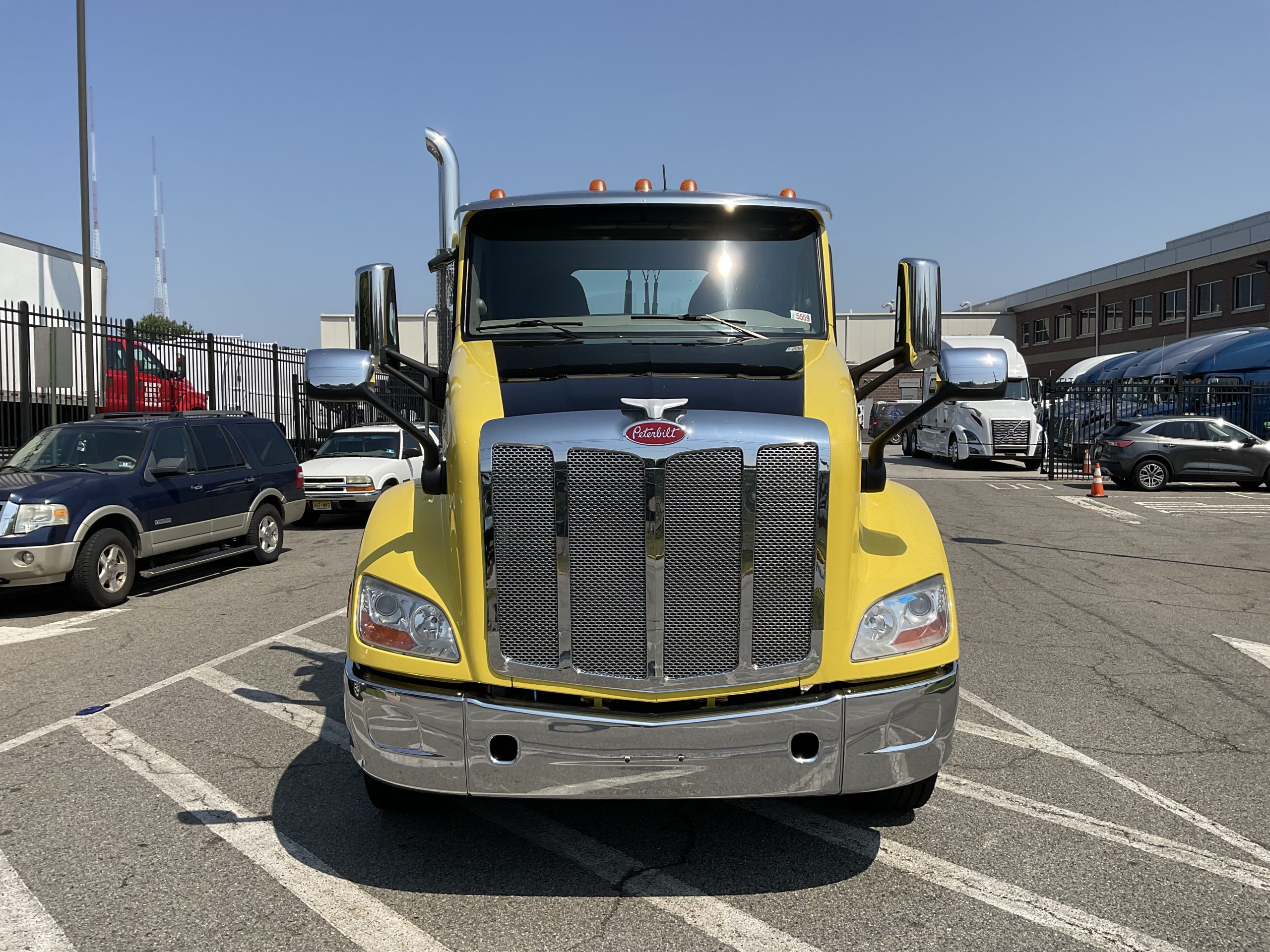 2021 PETERBILT 579 - image 3 of 6