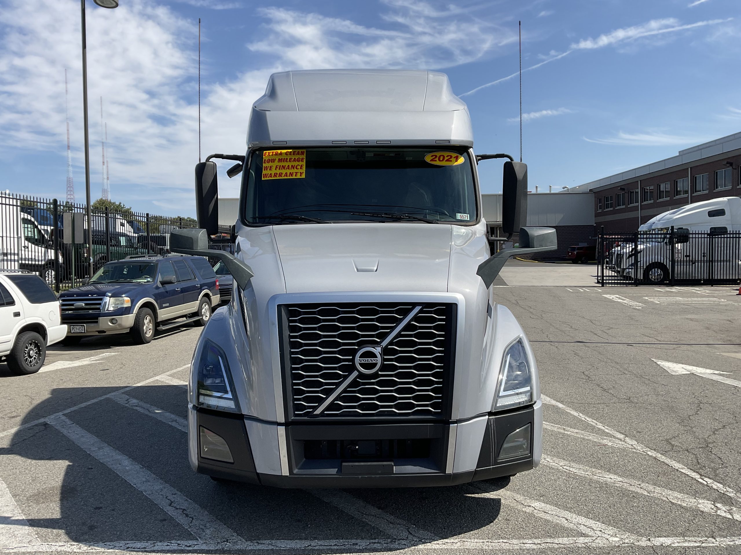 2021 VOLVO VNL64T760 - image 3 of 6