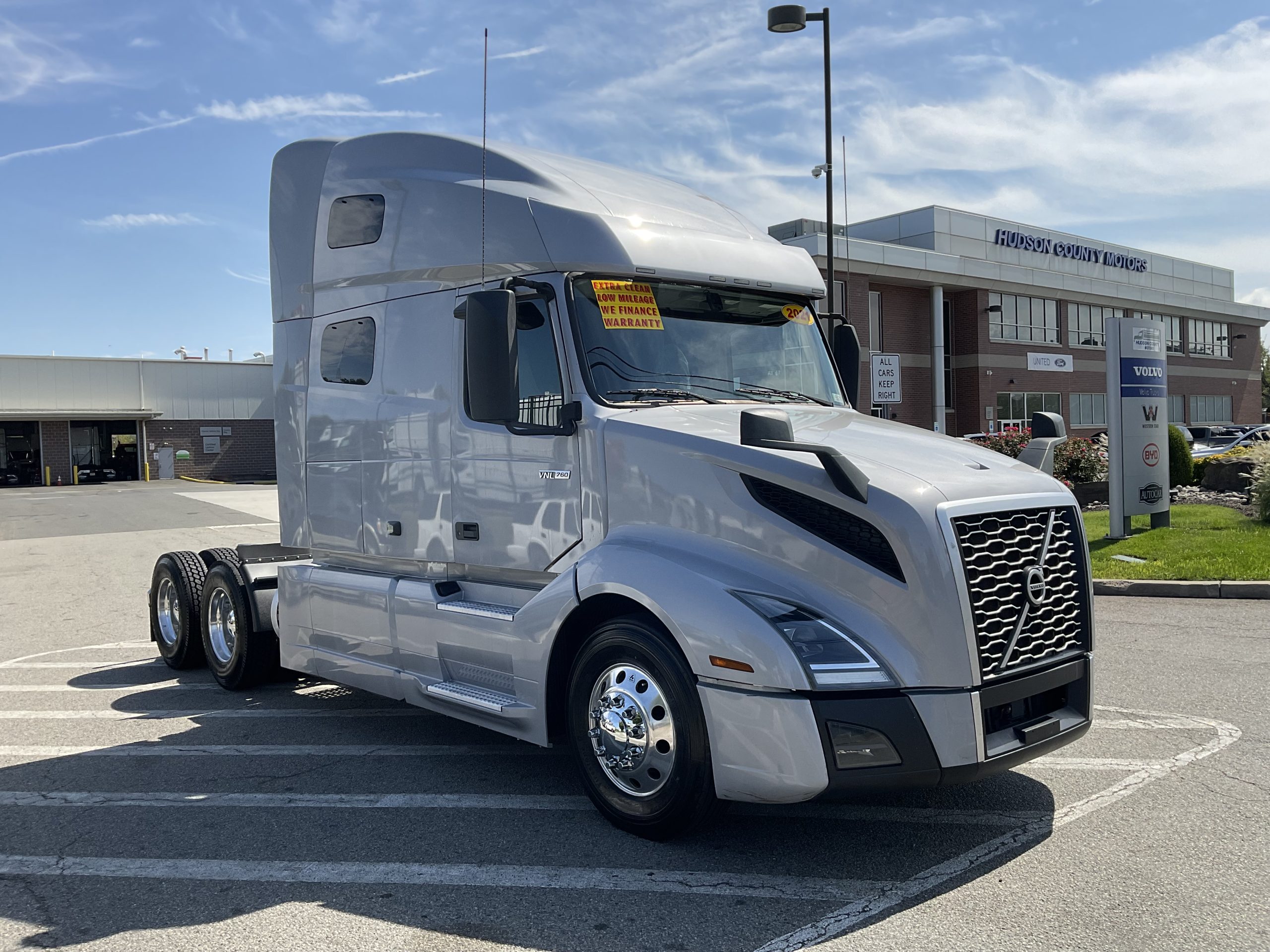 2021 VOLVO VNL64T760 - image 4 of 6