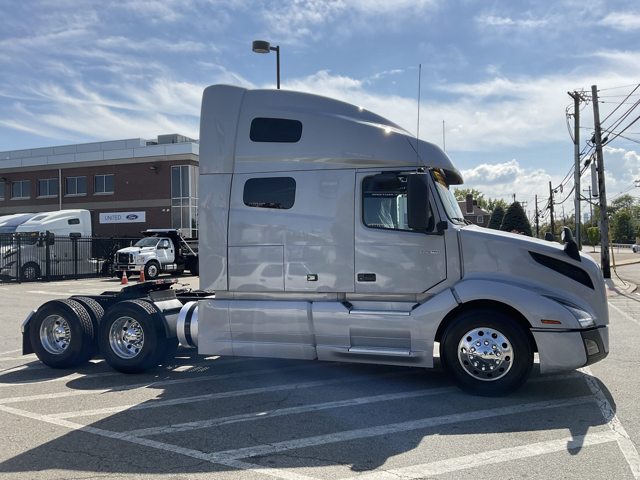2021 VOLVO VNL64T760 - image 5 of 6