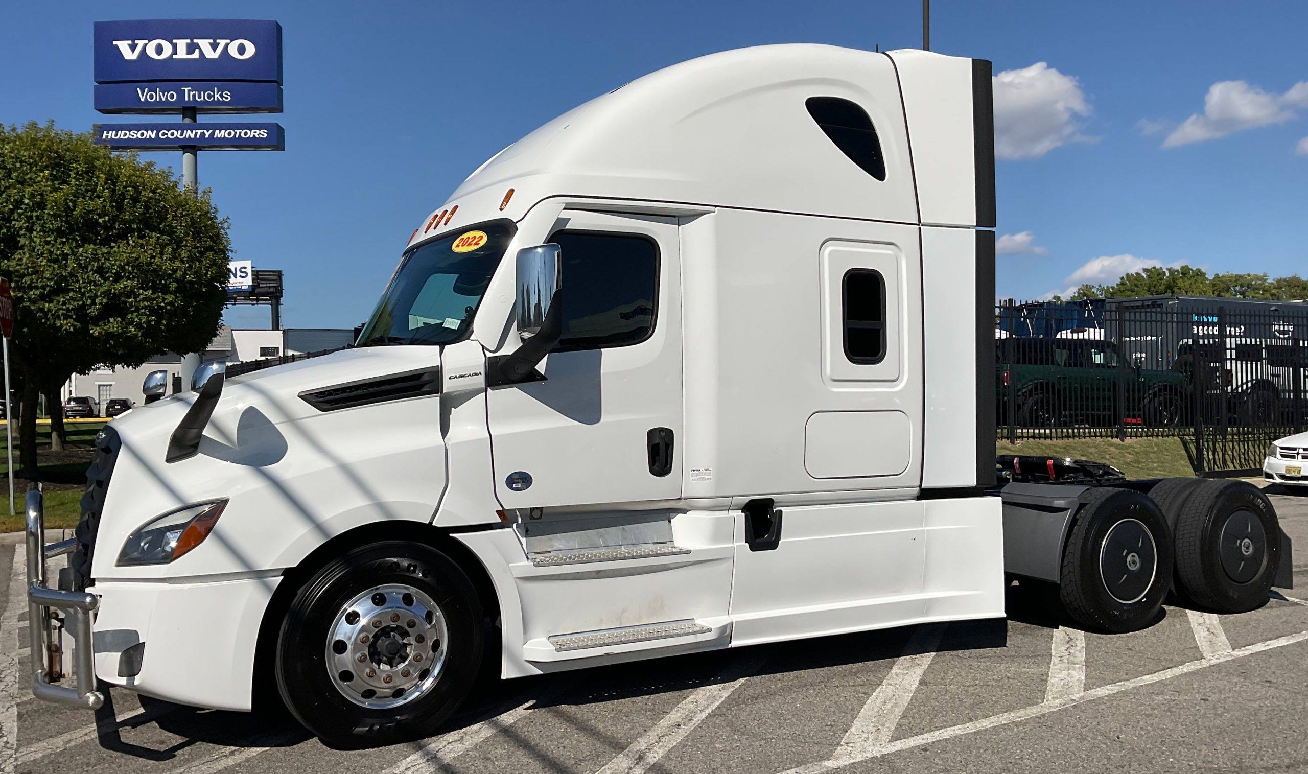 2022 FREIGHTLINER CASCADIA 126 - image 1 of 6