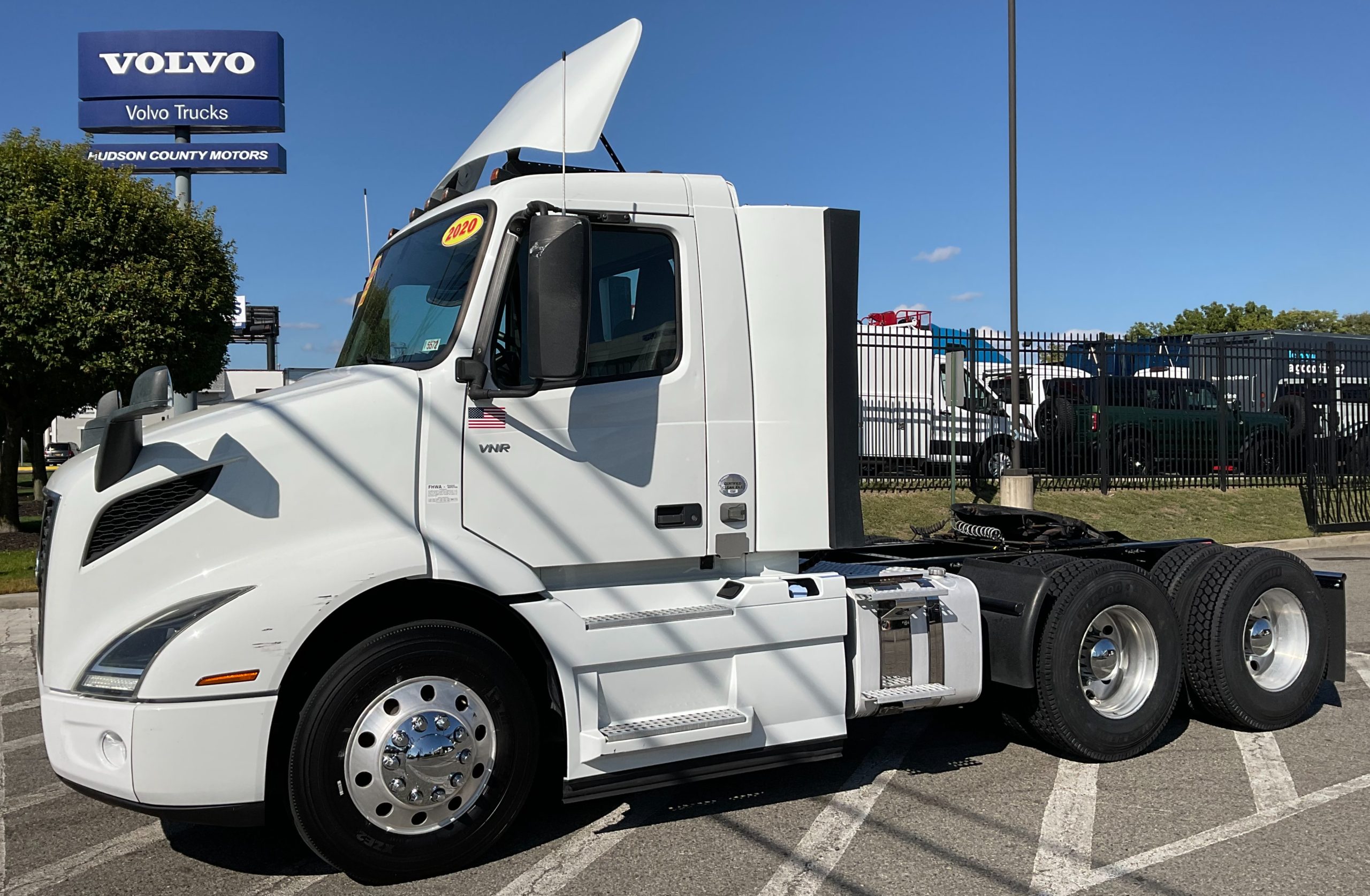 2020 VOLVO VNR64T300 - image 1 of 6