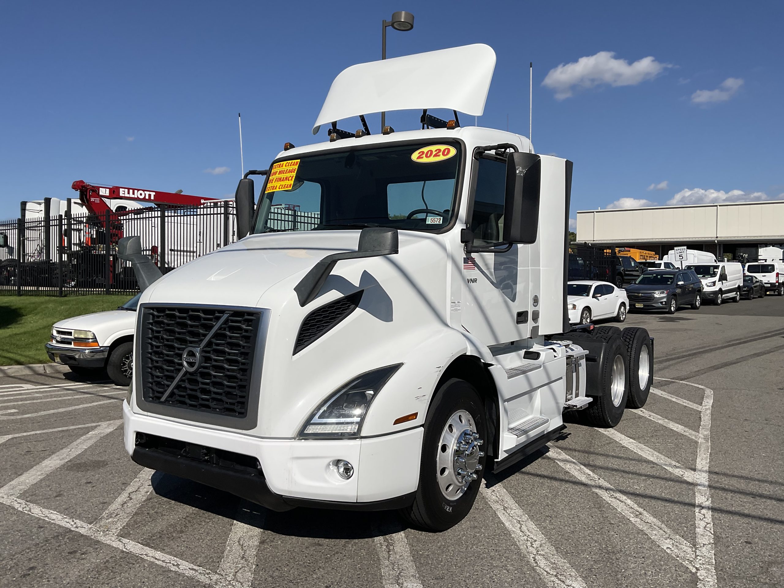 2020 VOLVO VNR64T300 - image 2 of 6
