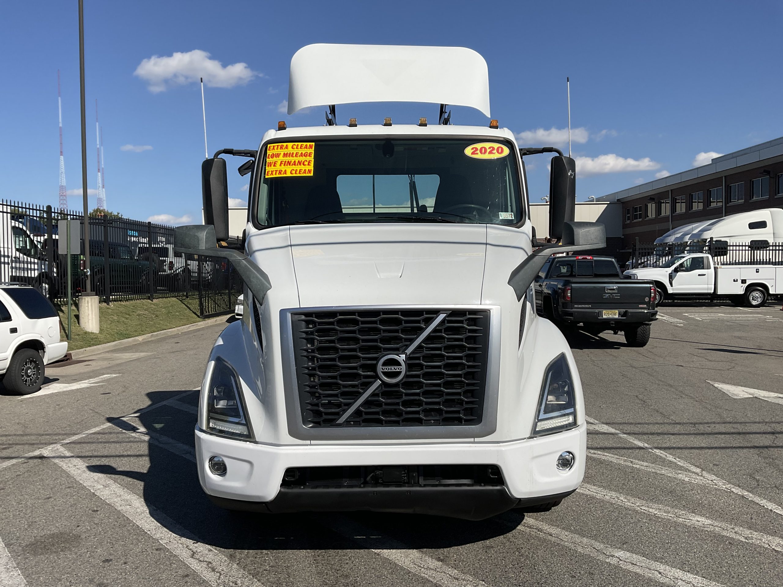 2020 VOLVO VNR64T300 - image 3 of 6